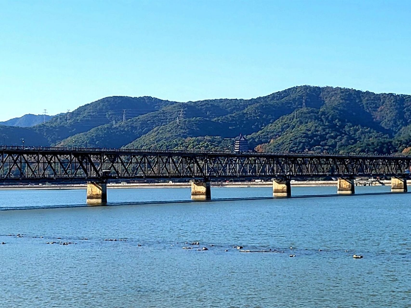 钱塘江大桥还与六和塔一起构成了独特的历史文化和现代工业文明交相