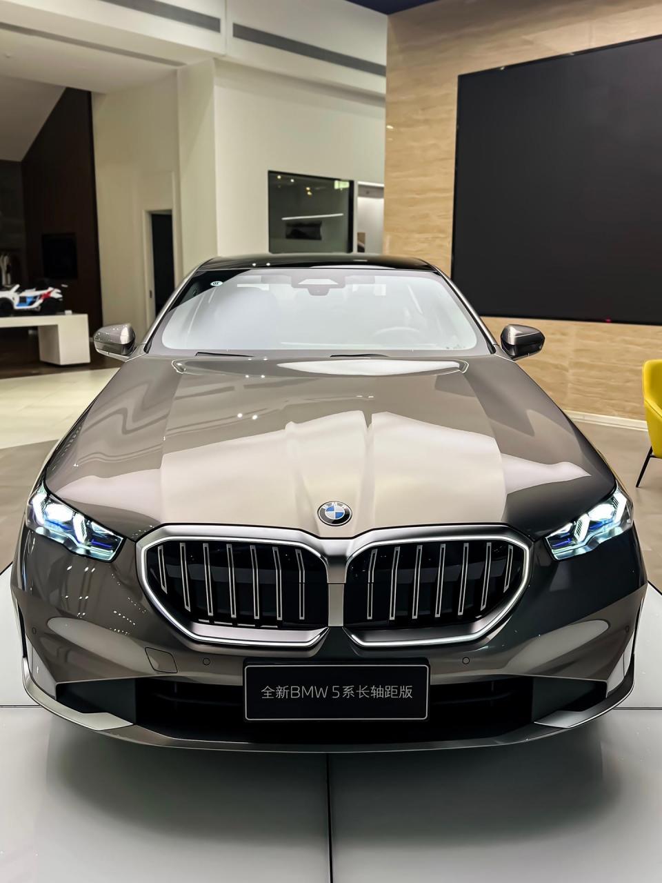 全新2024款宝马5系530li.宝马从来都是图片没赢过,实车没输过
