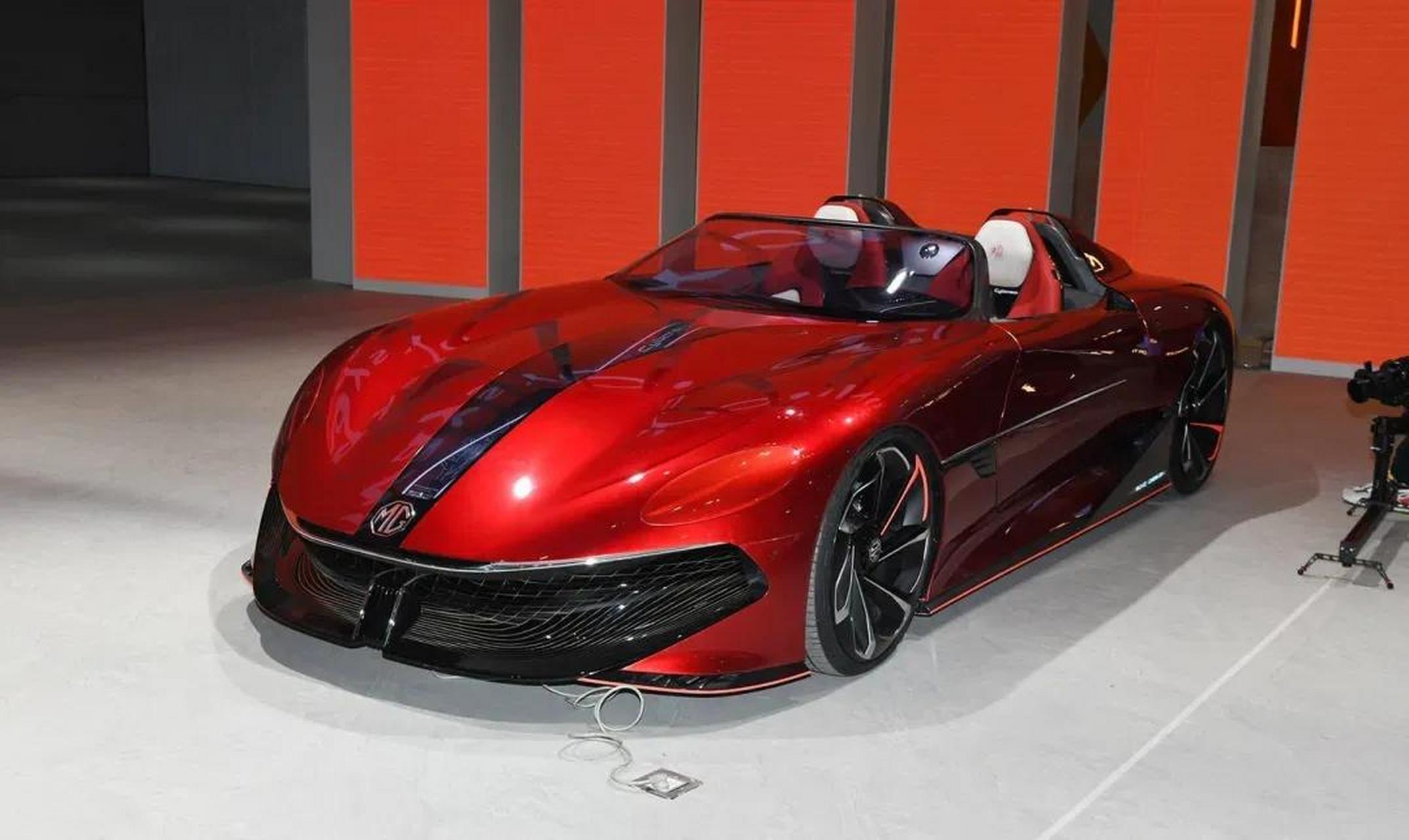 30万的双门跑车,姿态很低,剪刀门也很拉风,但好像这个细分市场还没有