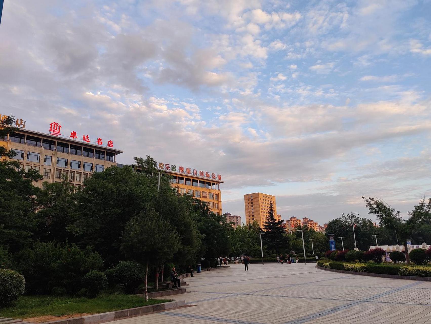 傍晚的渑池cbd. 国诚广场很热闹.