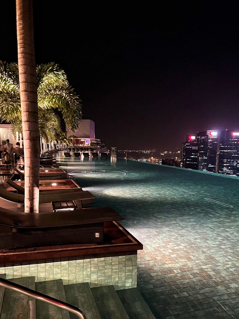 4月旅行|滨海湾绝美夜景—金沙酒店无边泳池 滨海湾金沙酒店作为