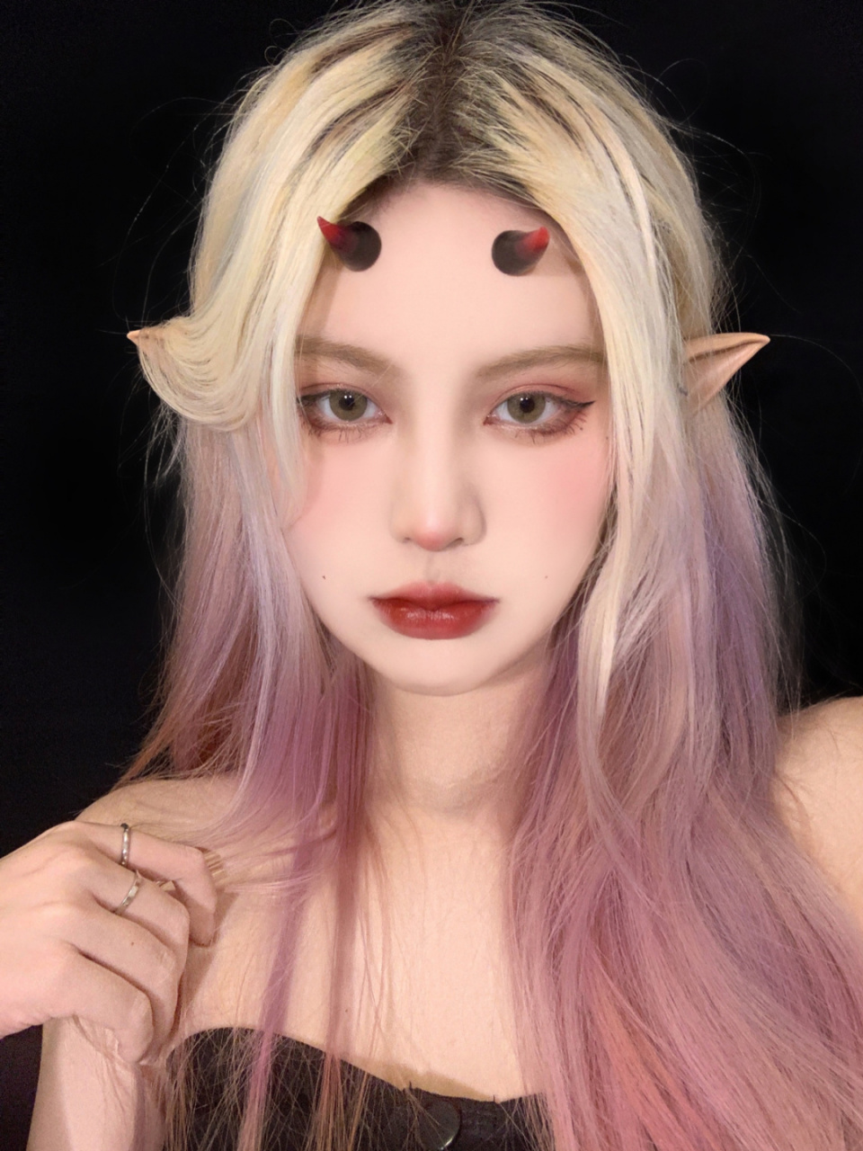 有一点丧丧又病娇的妆容 眼妆用酒红色的眼线液笔画眼头和下至下睫毛