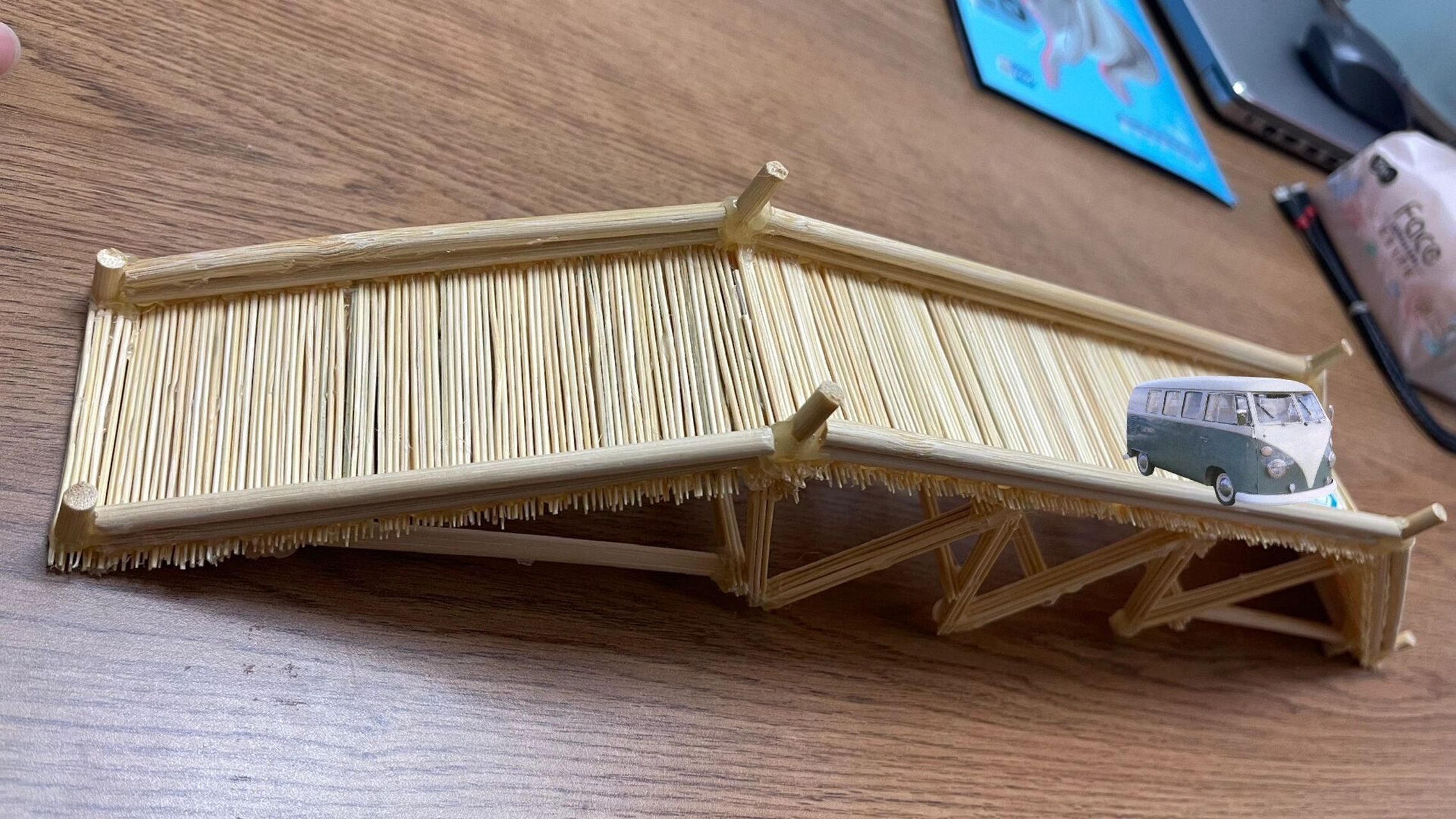 牙签桥 为了让四年级的小学生了解三角形的稳定性,估计每个学校都得