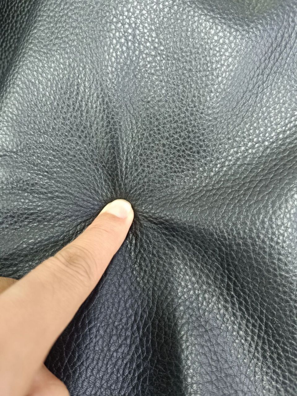 要分辨头层牛皮,可以按照以下几个步骤进行判断: 🎈1.