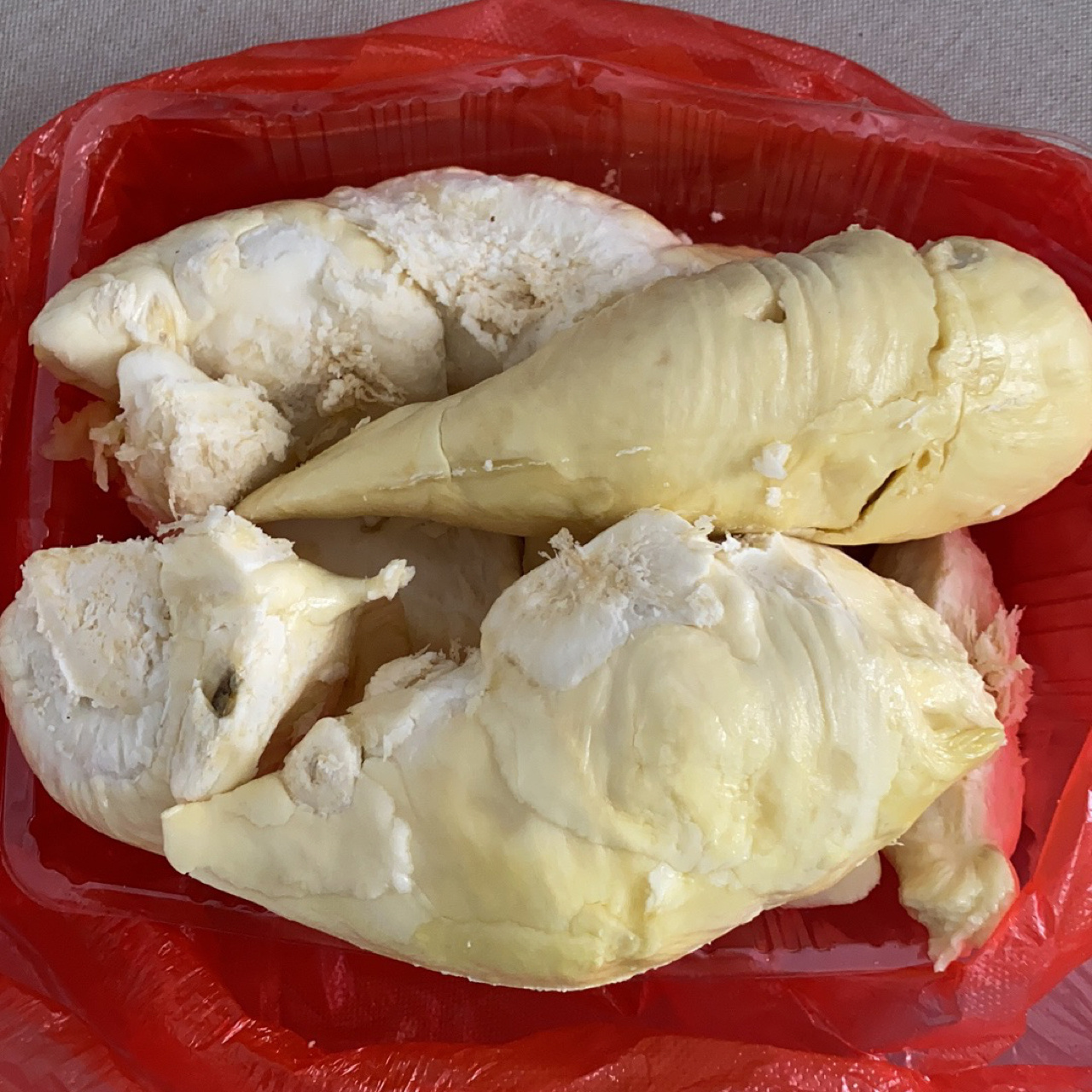 买回来的榴莲生的不要扔 还能拯救一下 94图1的榴莲,在水果店已经