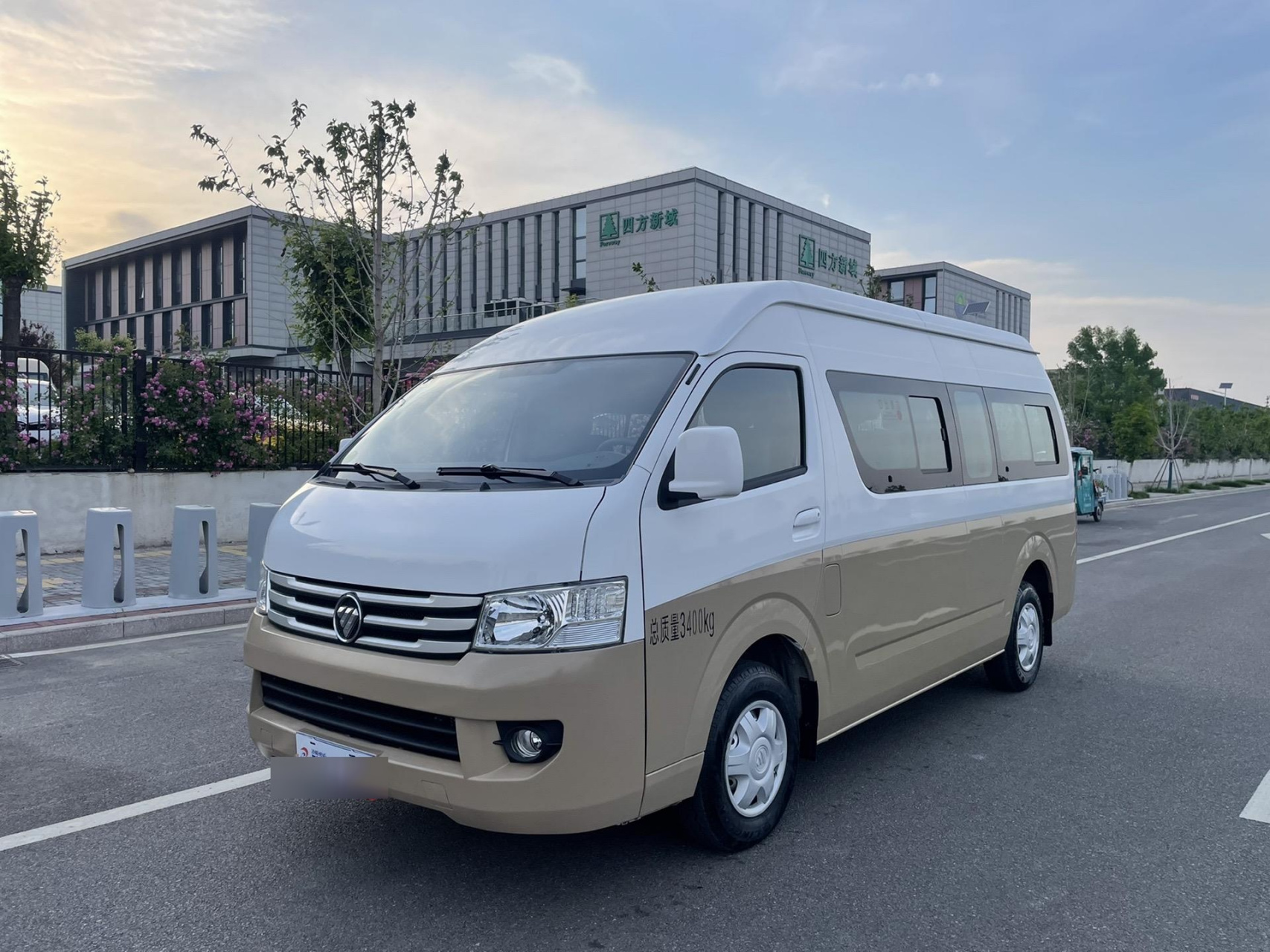 福田 风景g9 2022款 2.4l汽油商旅版长轴高顶9座客车4k22d4m