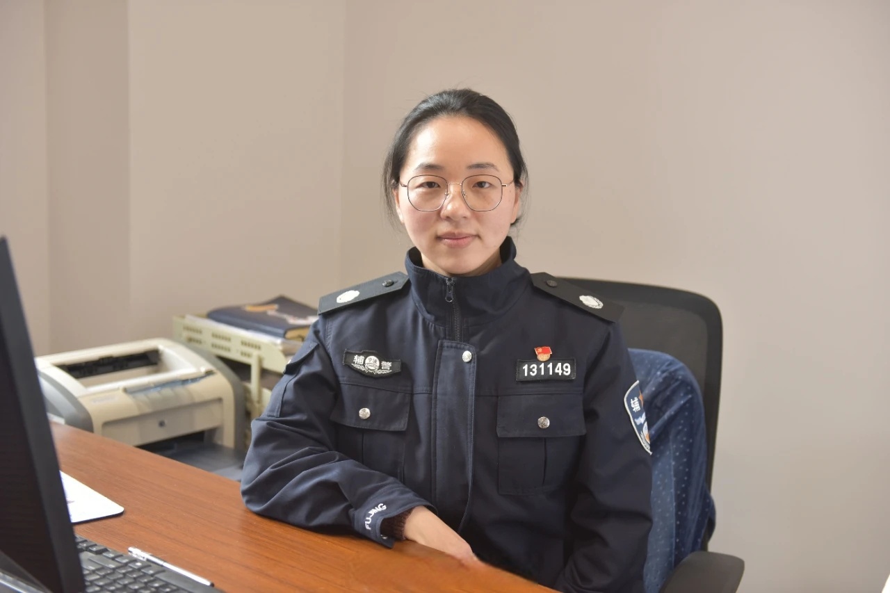 女辅警指纹比对揪出罪犯】常规指纹大约1平方厘米