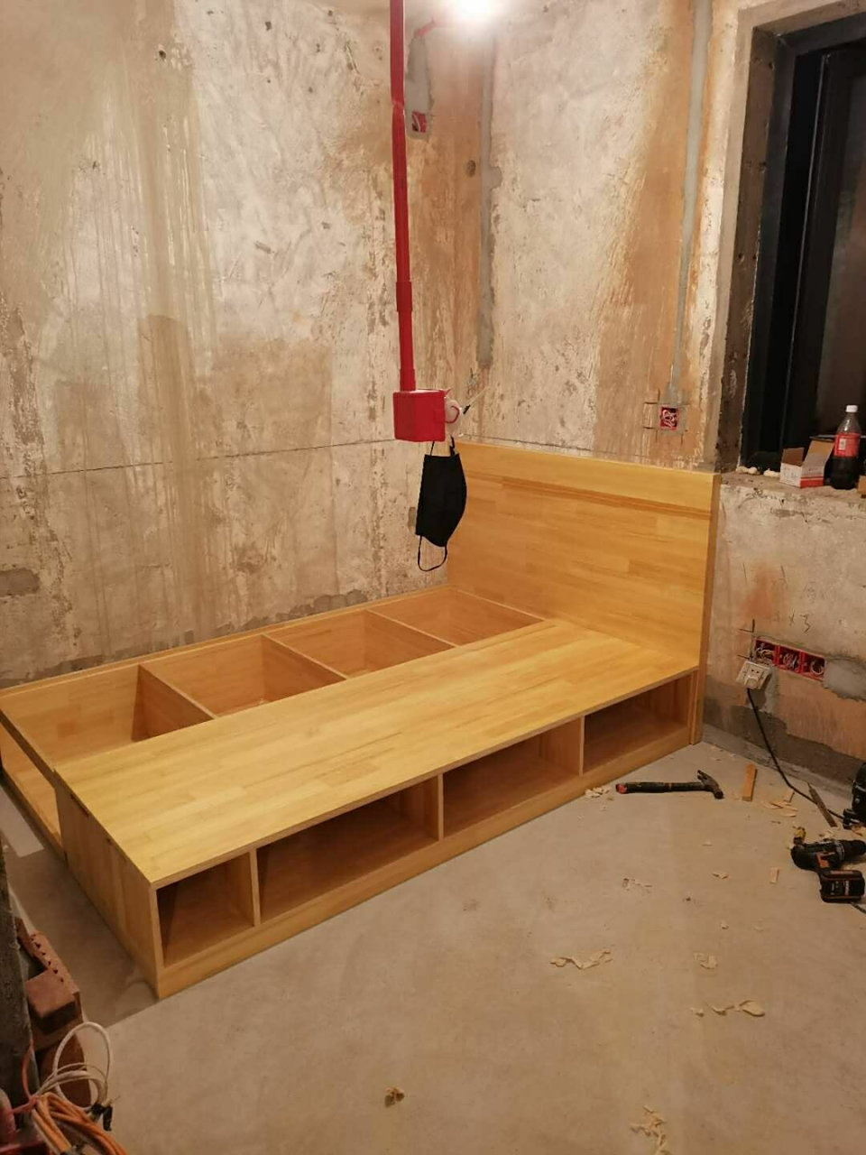 结合户型空间打制的榻榻米床 【木工现场】剑河路业主木工师傅结合