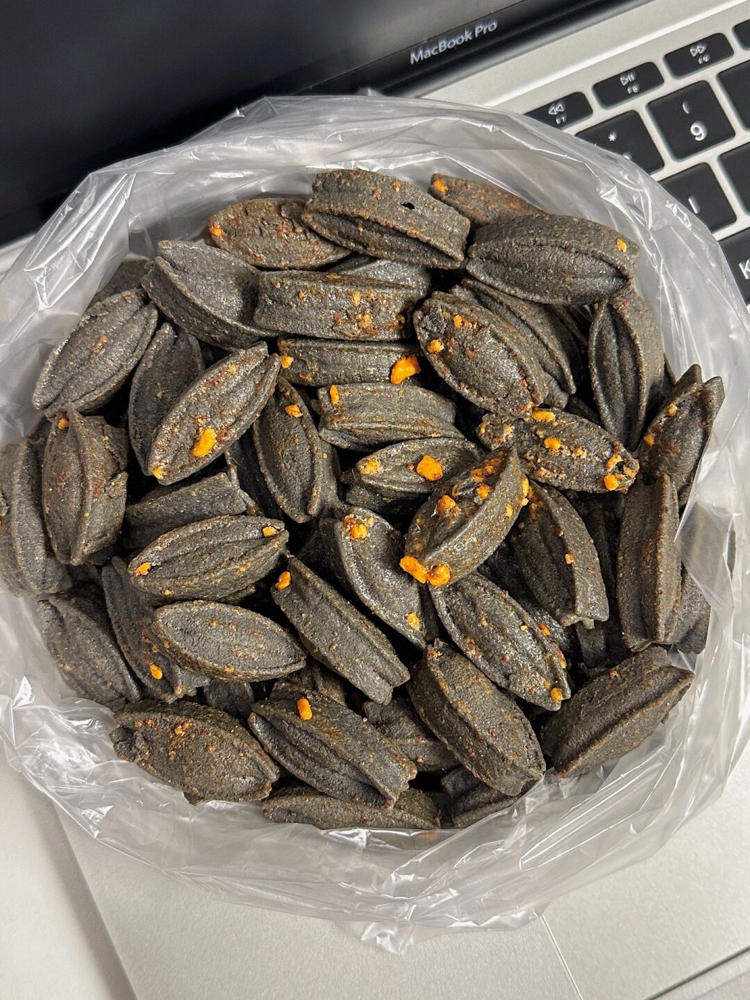 同学以为我们在吃啥虫子壳 其实是黑蒜味芝士脆啦