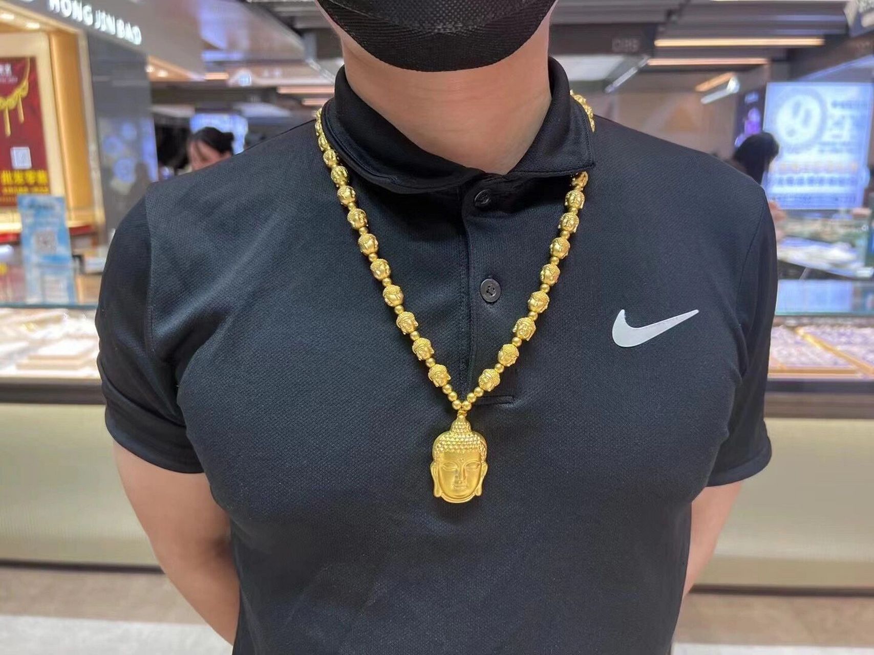 男士佩戴黄金佛头项链依然帅气 佛头寓意乐观豁达,佛头常是笑脸形象