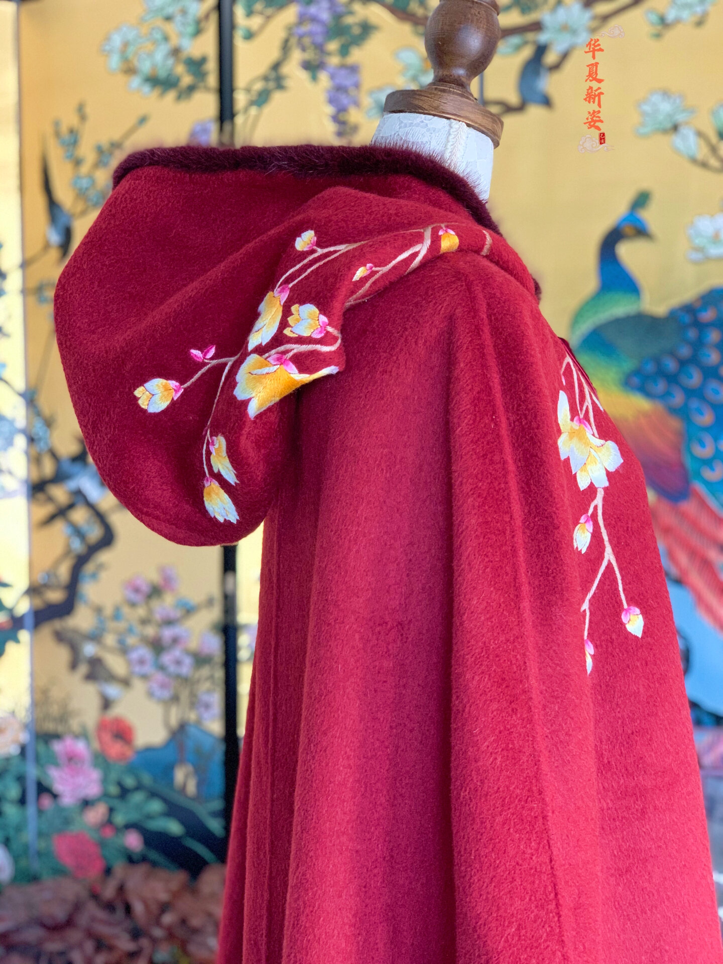 是红楼梦里踏雪寻梅的那件红色披风斗篷呀7715 玉兰帘外东风软