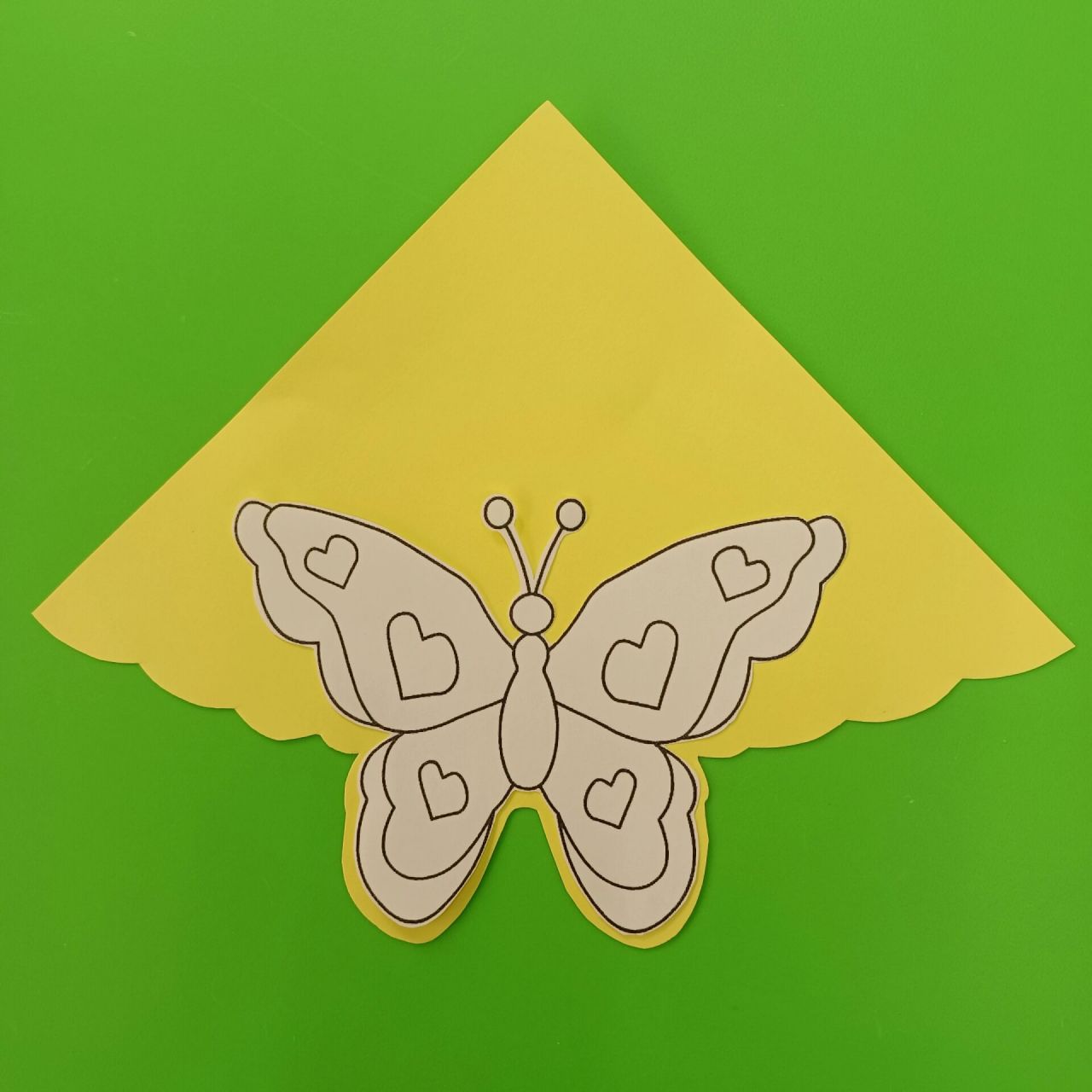 小班手工《美丽的蝴蝶风筝》    小朋友们都好喜欢的风筝 材料: a4