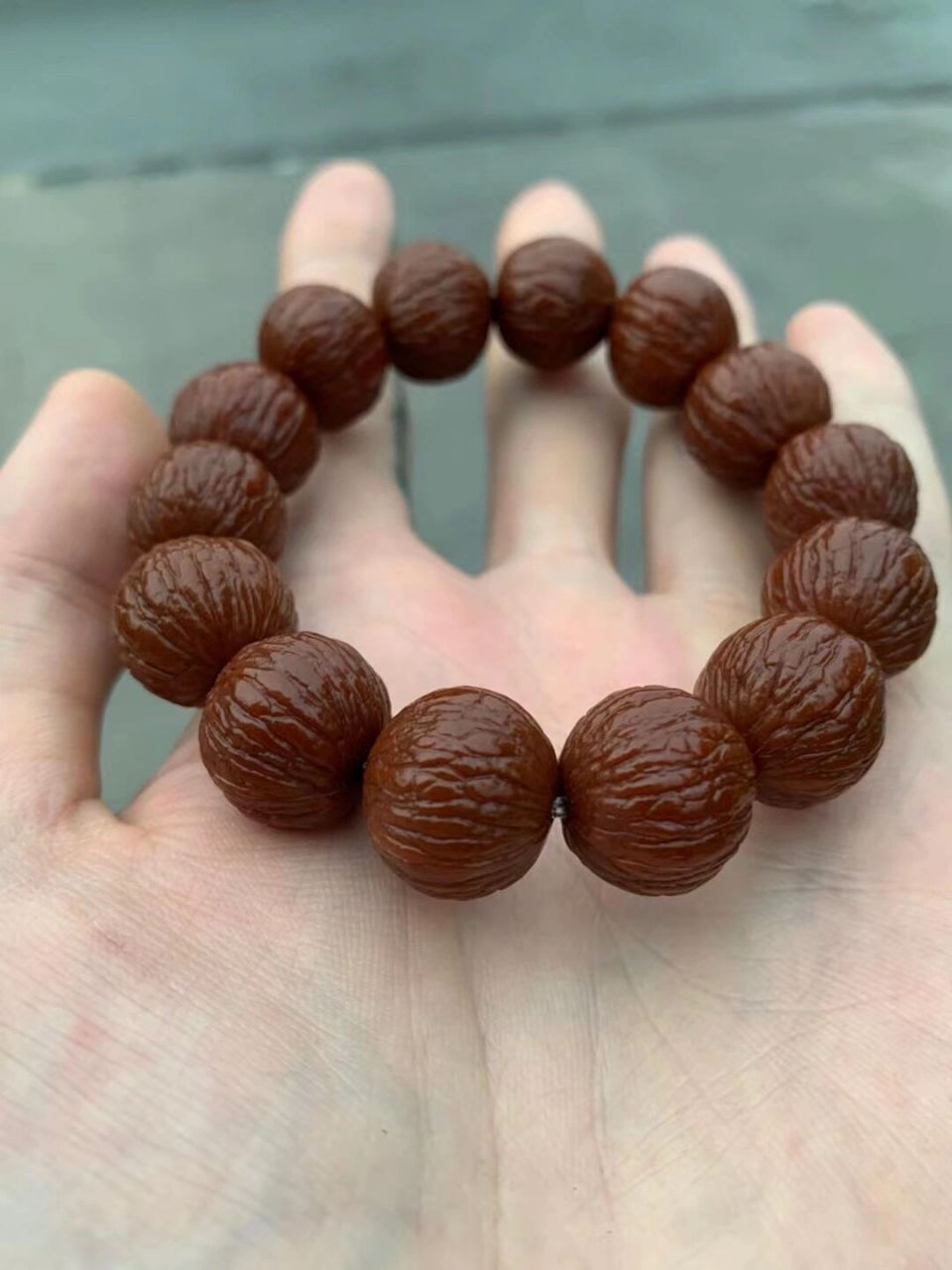 这条猴头凤羽手串差不多盘了有两年多将近三年吧,随着这两年猴头核桃