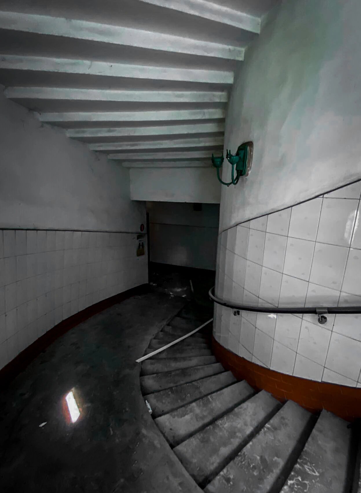 探秘重庆废弃医院(1) 缘由: 偶然在94上刷到一个废弃社区医院,看了