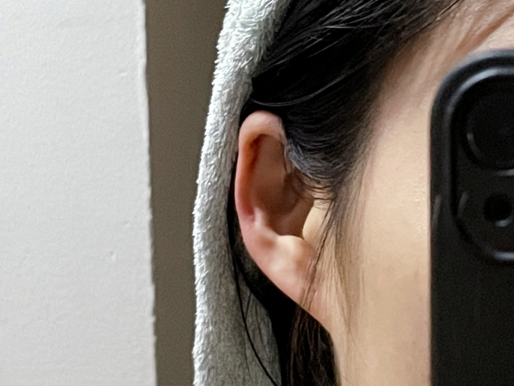 就是,耳朵总是夹不住头发 导致我老是用手撩到耳朵后面,天天头油