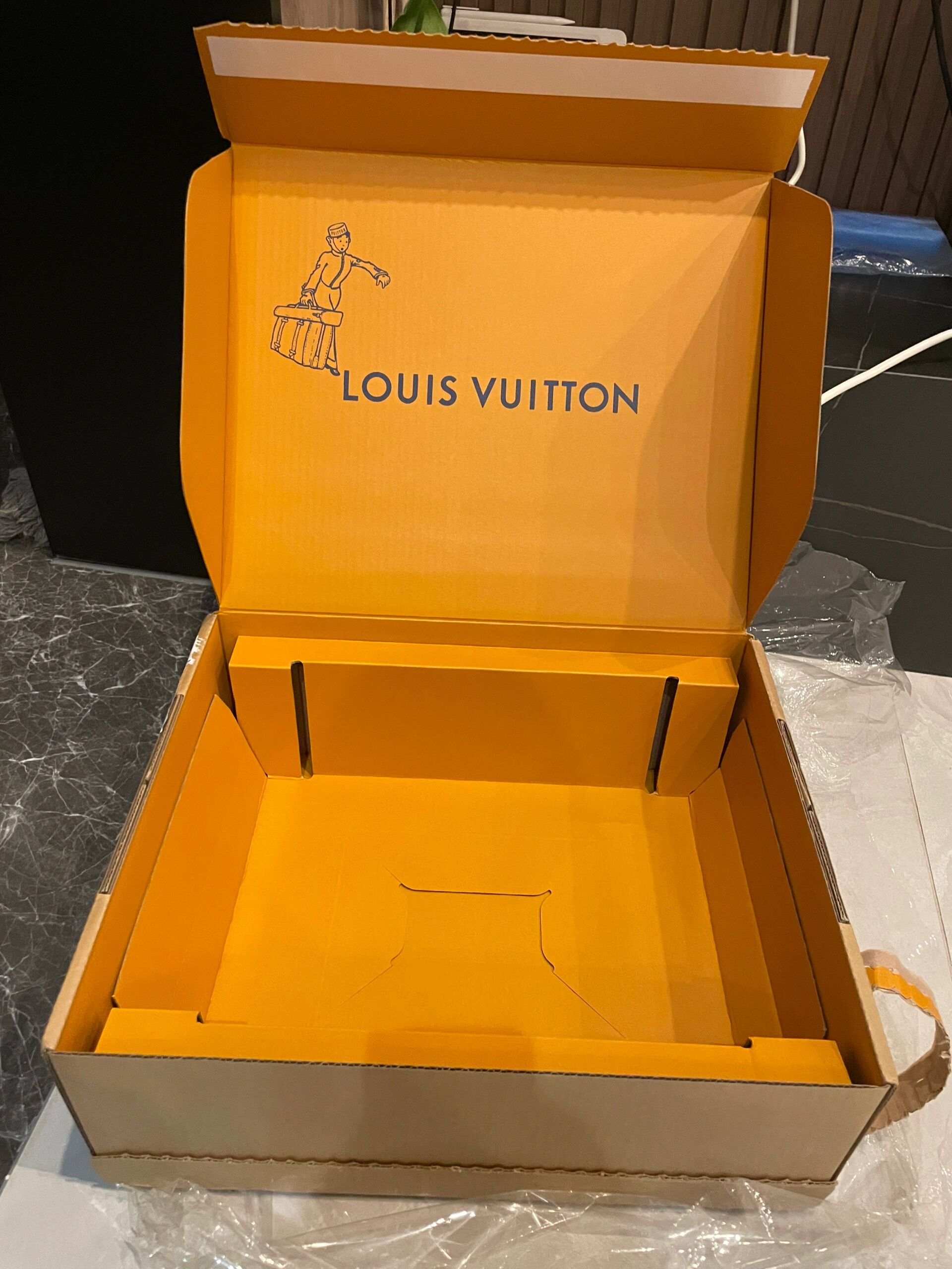 不得不说lv的快递盒很是那个