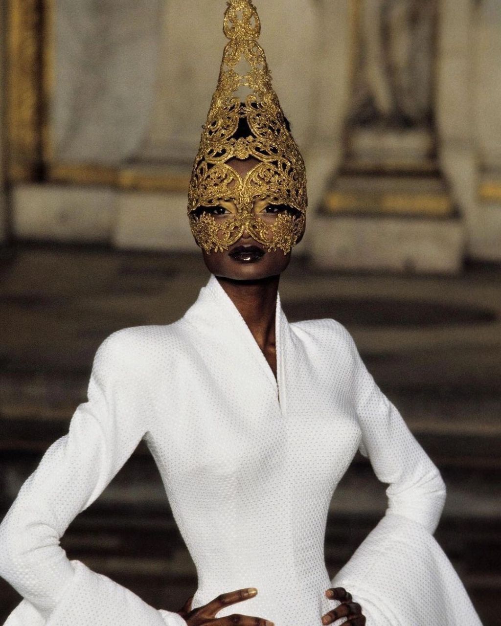 93菲利普·崔西(philip treacy)是一位极具才华的帽子设计师,他通过