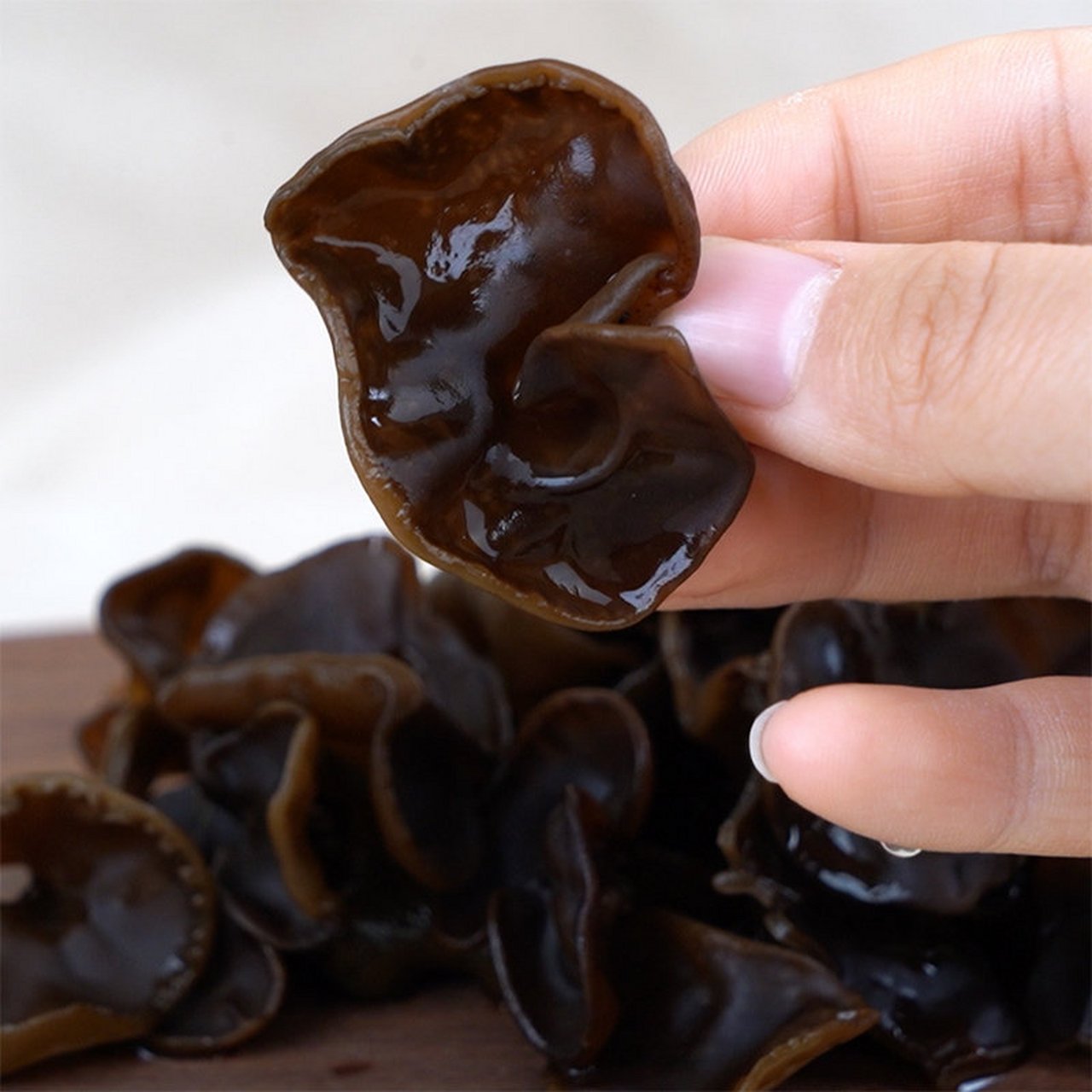 柞水木耳 据《陕西通志》记载:万山丛树多,土人伐生木耳.