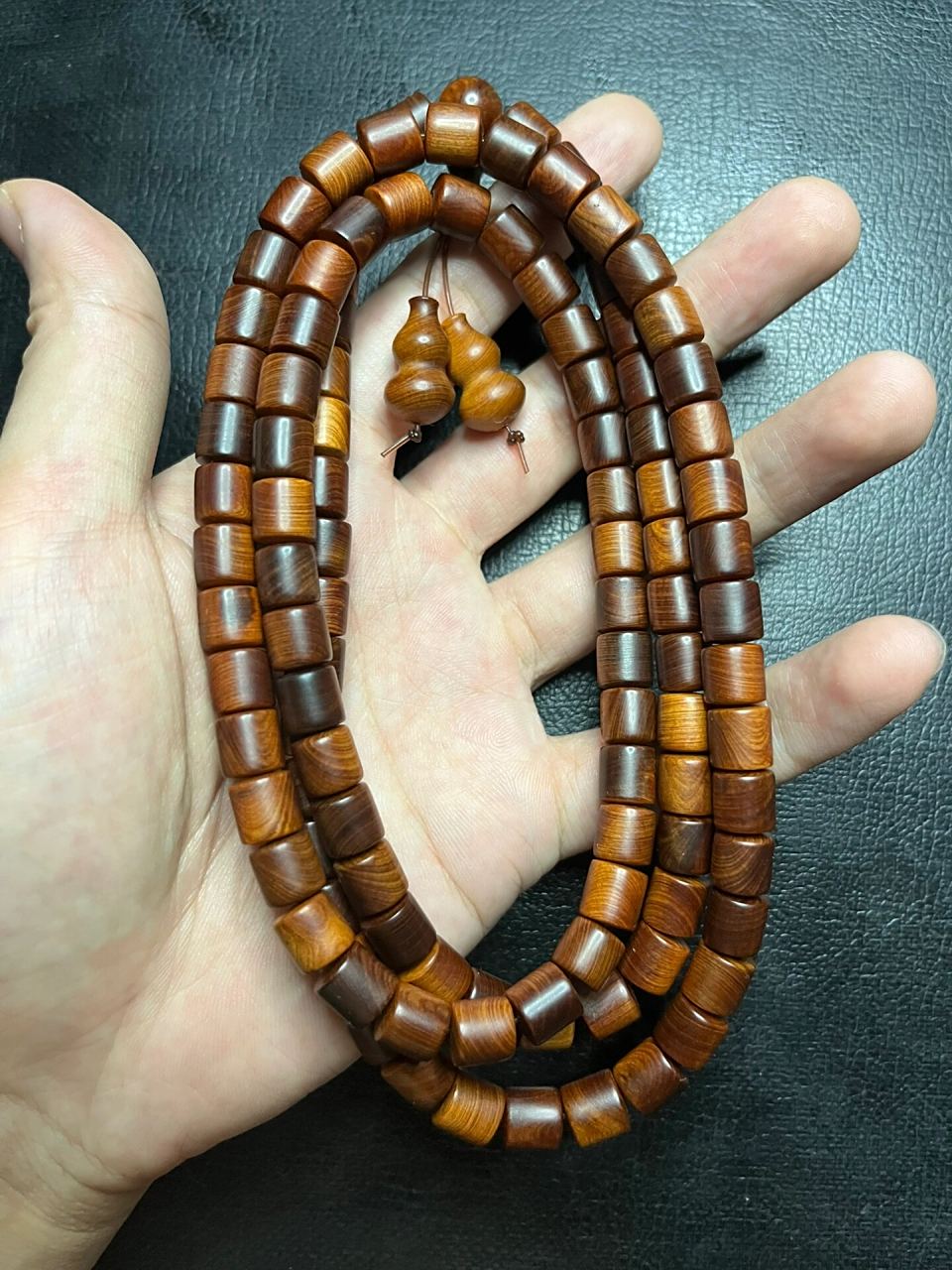 天然太行崖柏黑油手串的特点 黑有料是崖柏手串中比较受欢迎的一种