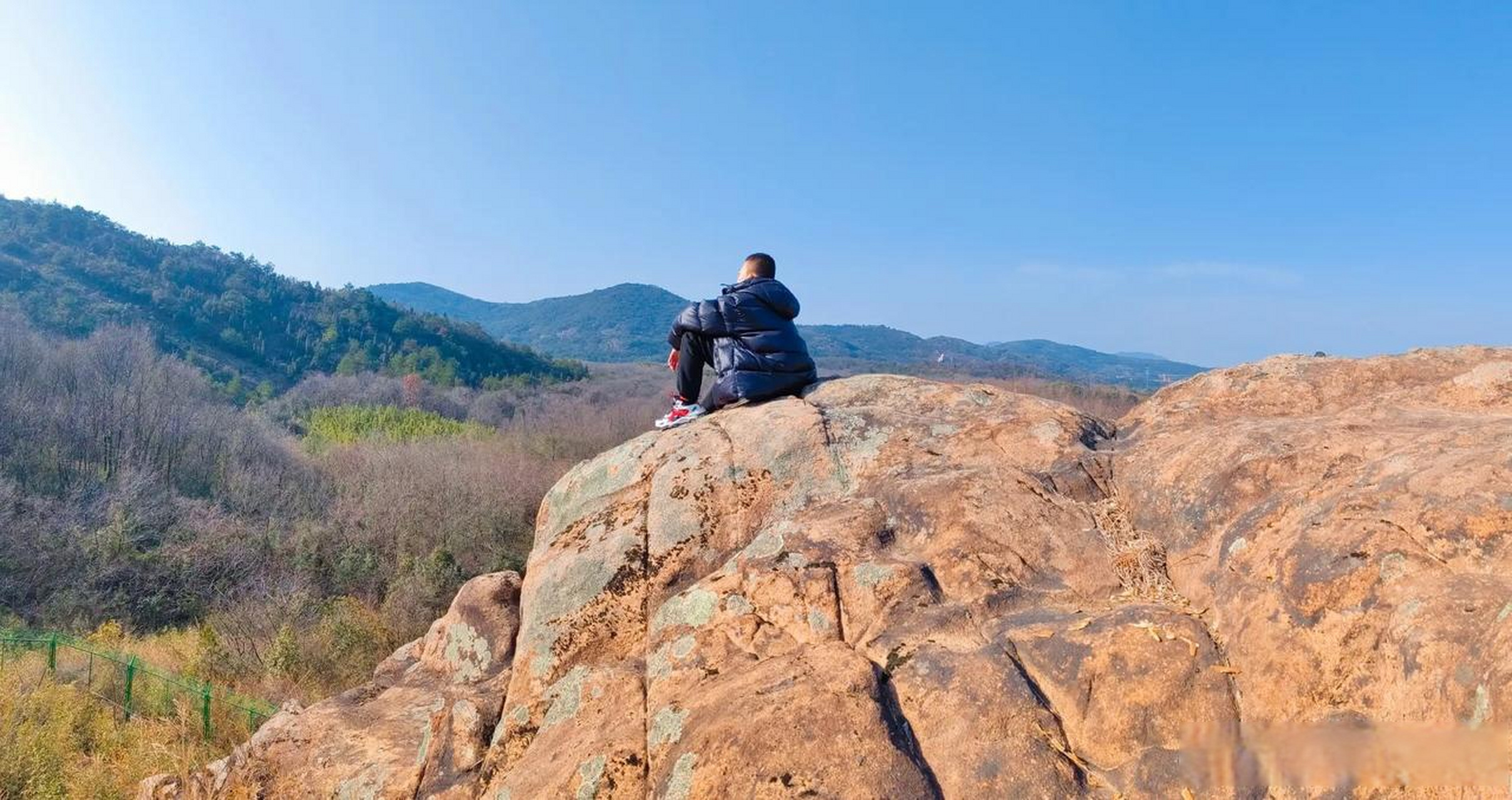 2032年,正月初五,蘇州龍池風景區,父子登山望遠,一覽眾山小,山高我為