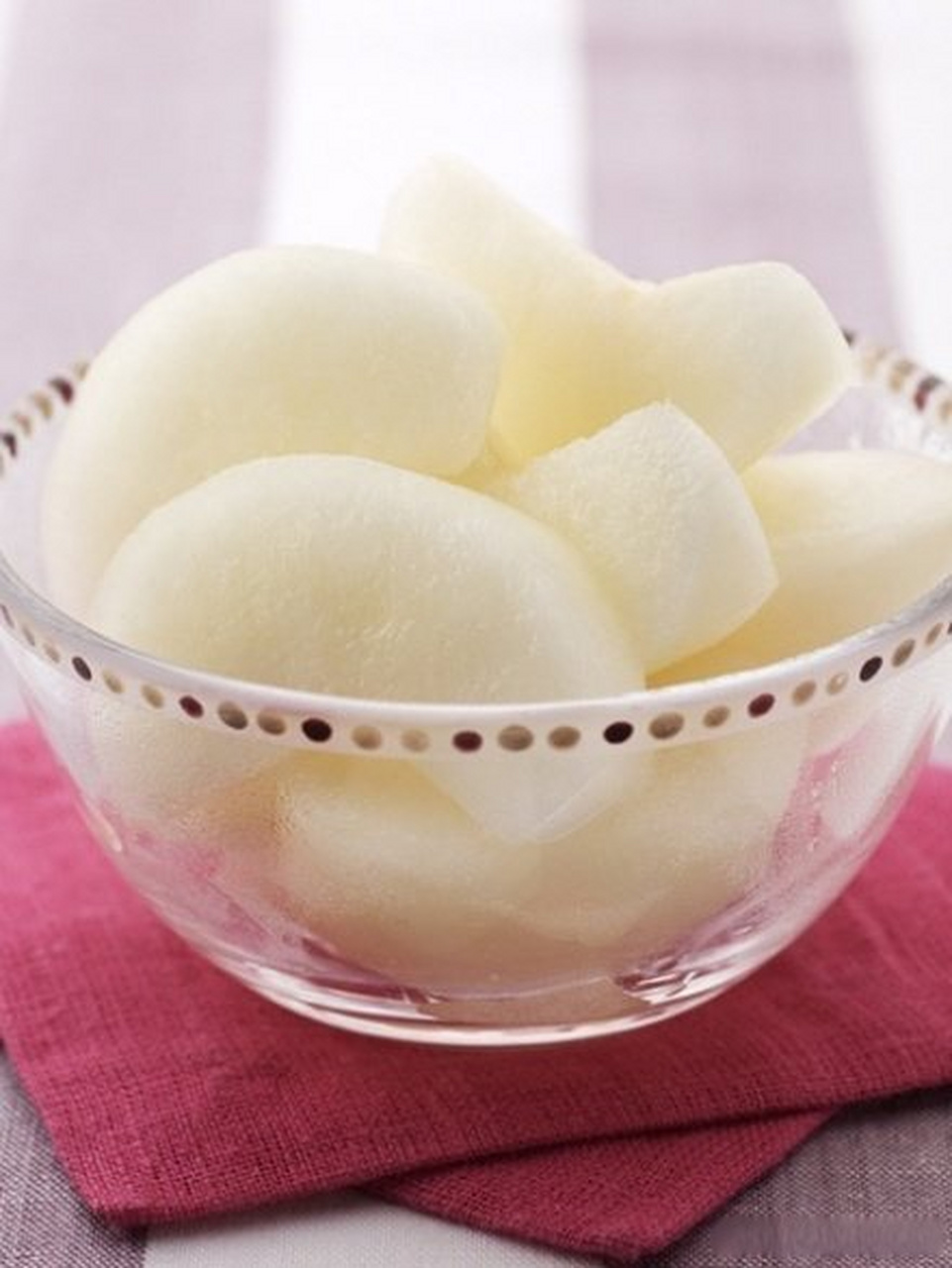 可治咳嗽喑哑,咽喉干痛;2,梨一个去核,装入川贝粉3克,隔水蒸熟,吃梨饮