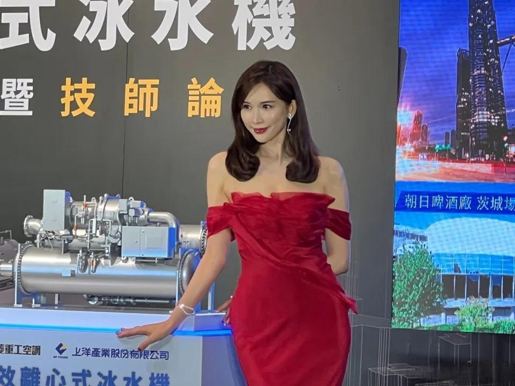 林志玲近期生图认不出,皮肤绷紧到发光锃亮,五官科技感好强!