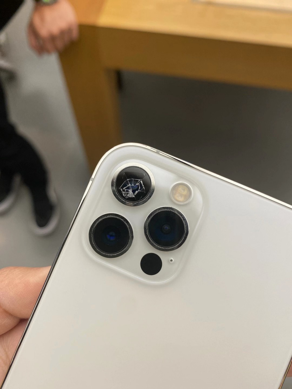到手两天的iphone 12pro max 镜头碎了6015 没想着发这篇的,无意
