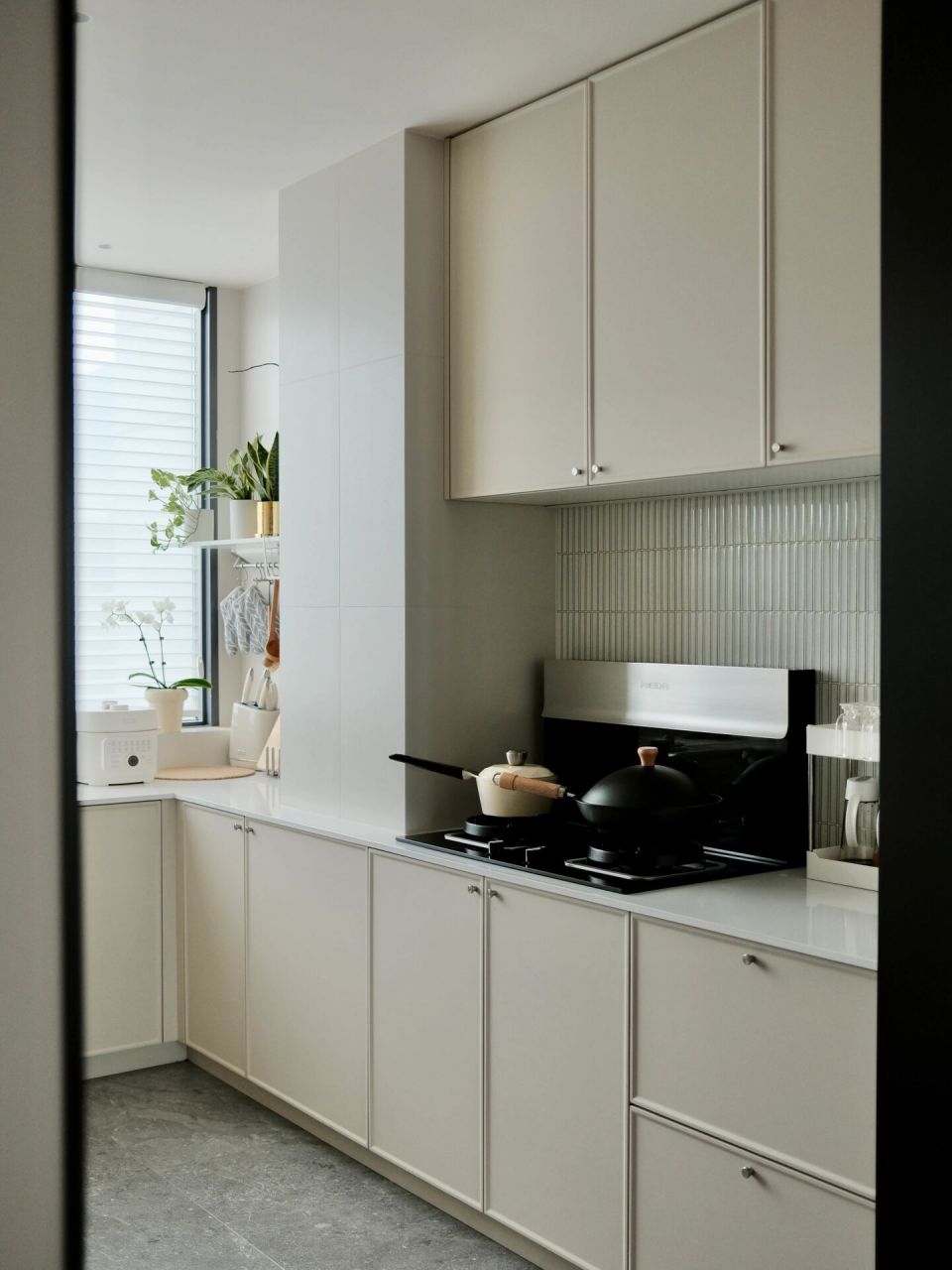 关于我家好看又实用的奶油杏色的厨房 我家的厨房是北阳台扩充进来的