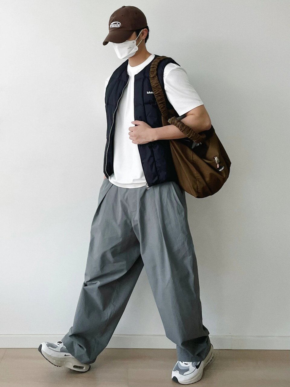 男生穿搭|短袖和羽绒马甲挺般配 上衣: 纯白色短袖,外面搭配了一件