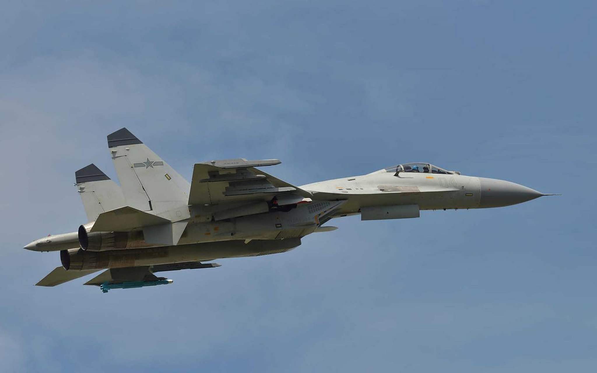 图为"鹰击-2023"中泰联合演习的我海军航空兵歼-11bhg战斗机,因为采用