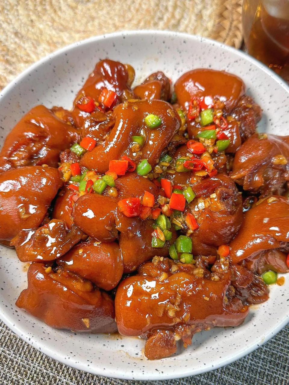 香辣卤猪蹄!	 自己做的猪蹄就是香~汤泡米饭是真的嘎嘎香!