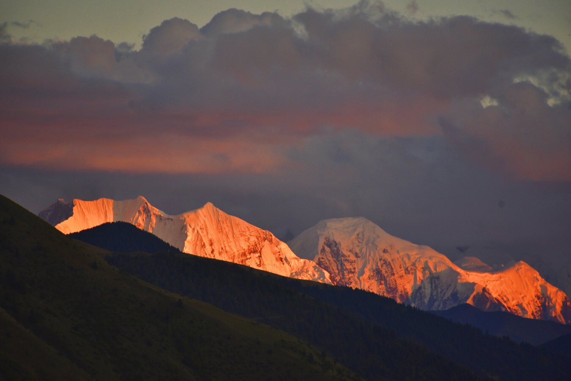 在新都桥看贡嘎雪山日落金山 在新都桥的贡嘎雪山观景台看了一次贡嘎