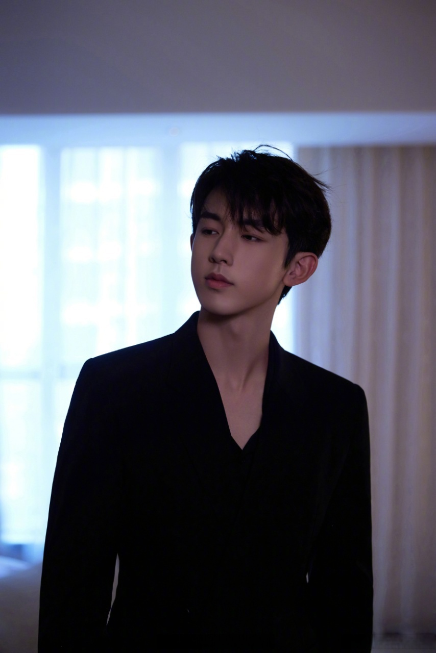 郭俊辰金鹰节黑色西装造型姐妹们快来围观帅哥!