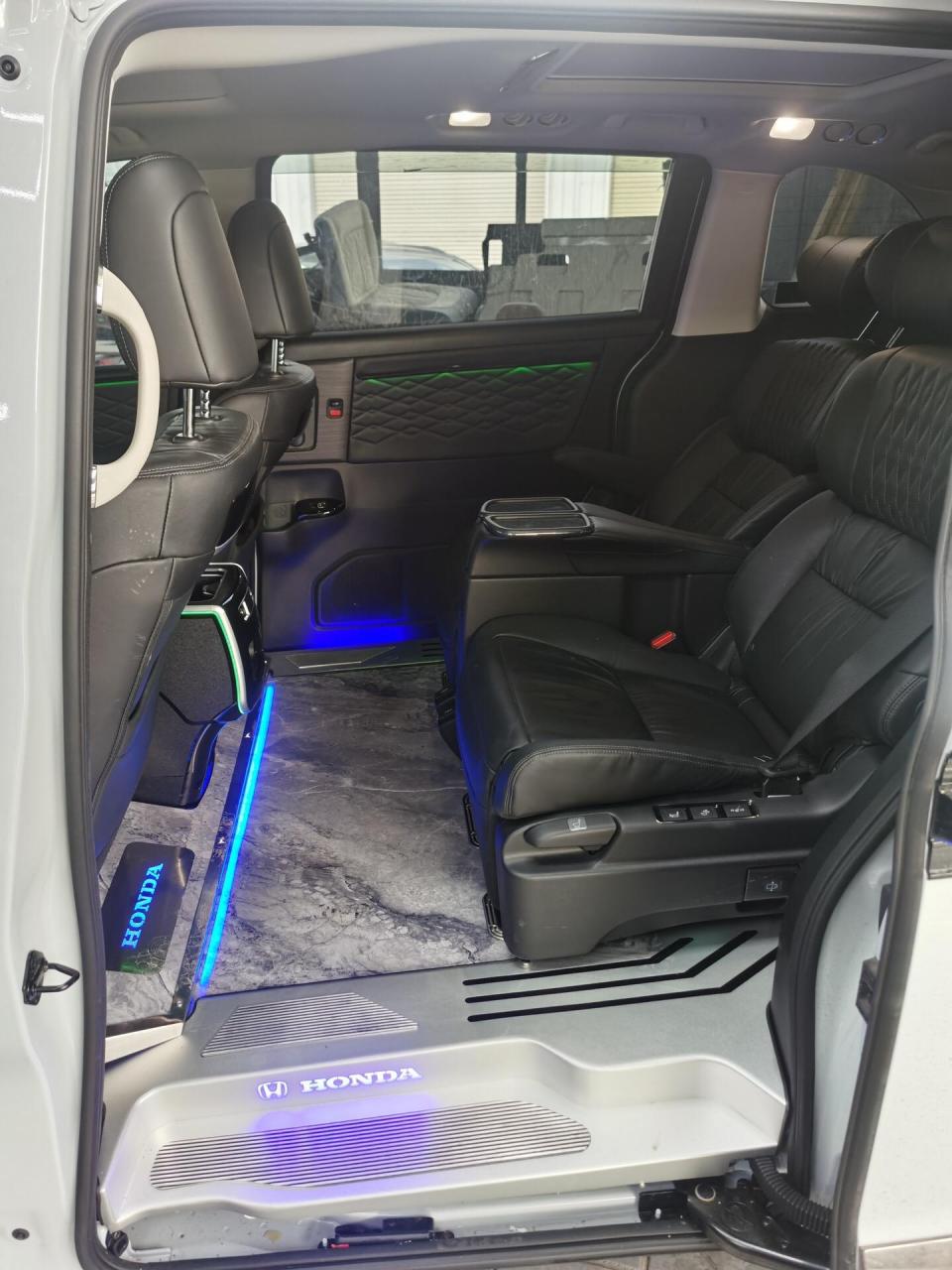 豪华商务车 本田艾力绅内饰简单升级,非常实用.