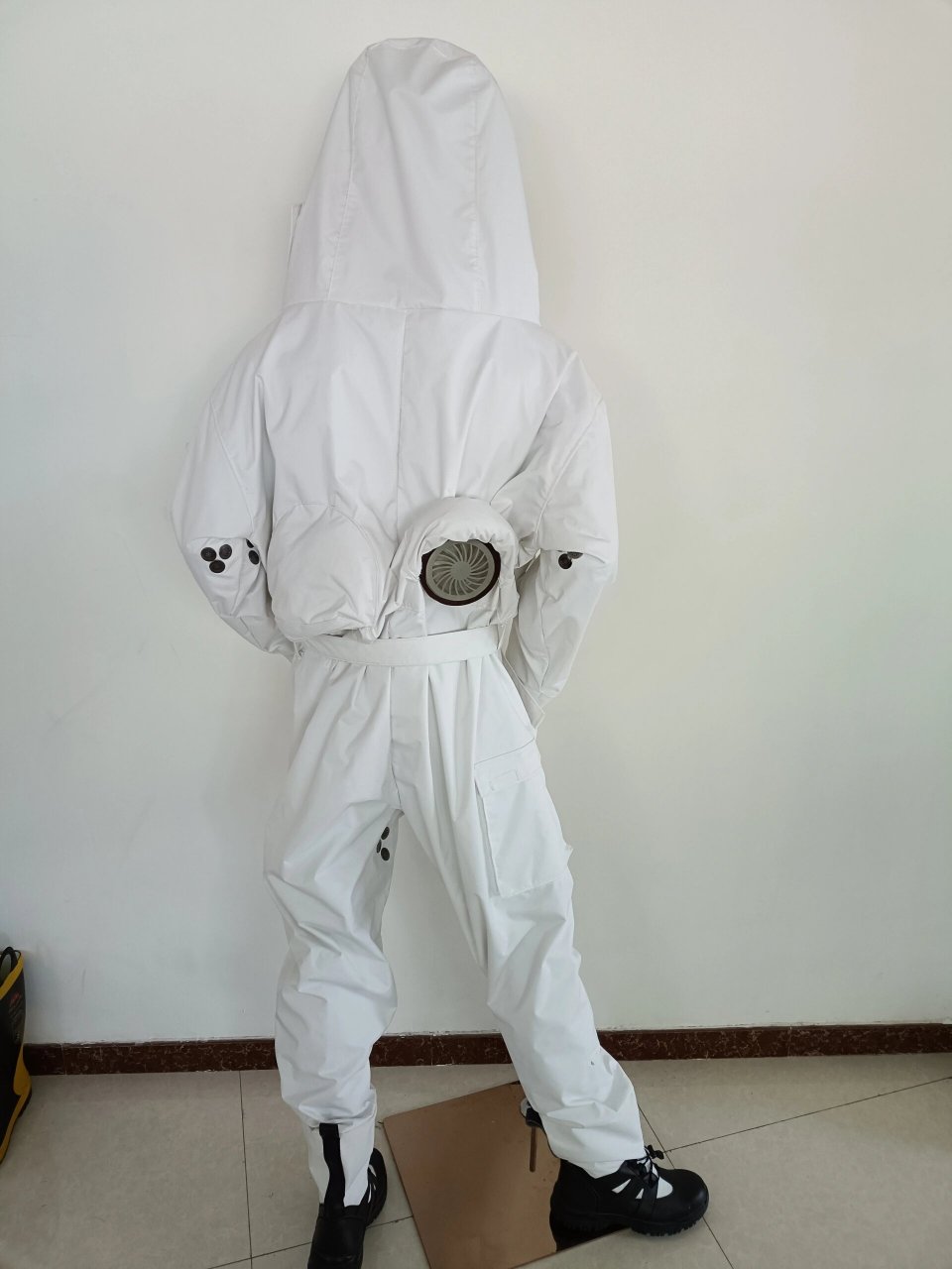 消防员防蜂服 消防员防蜂服:整体服装采用双层高强力耐刺穿面料制成