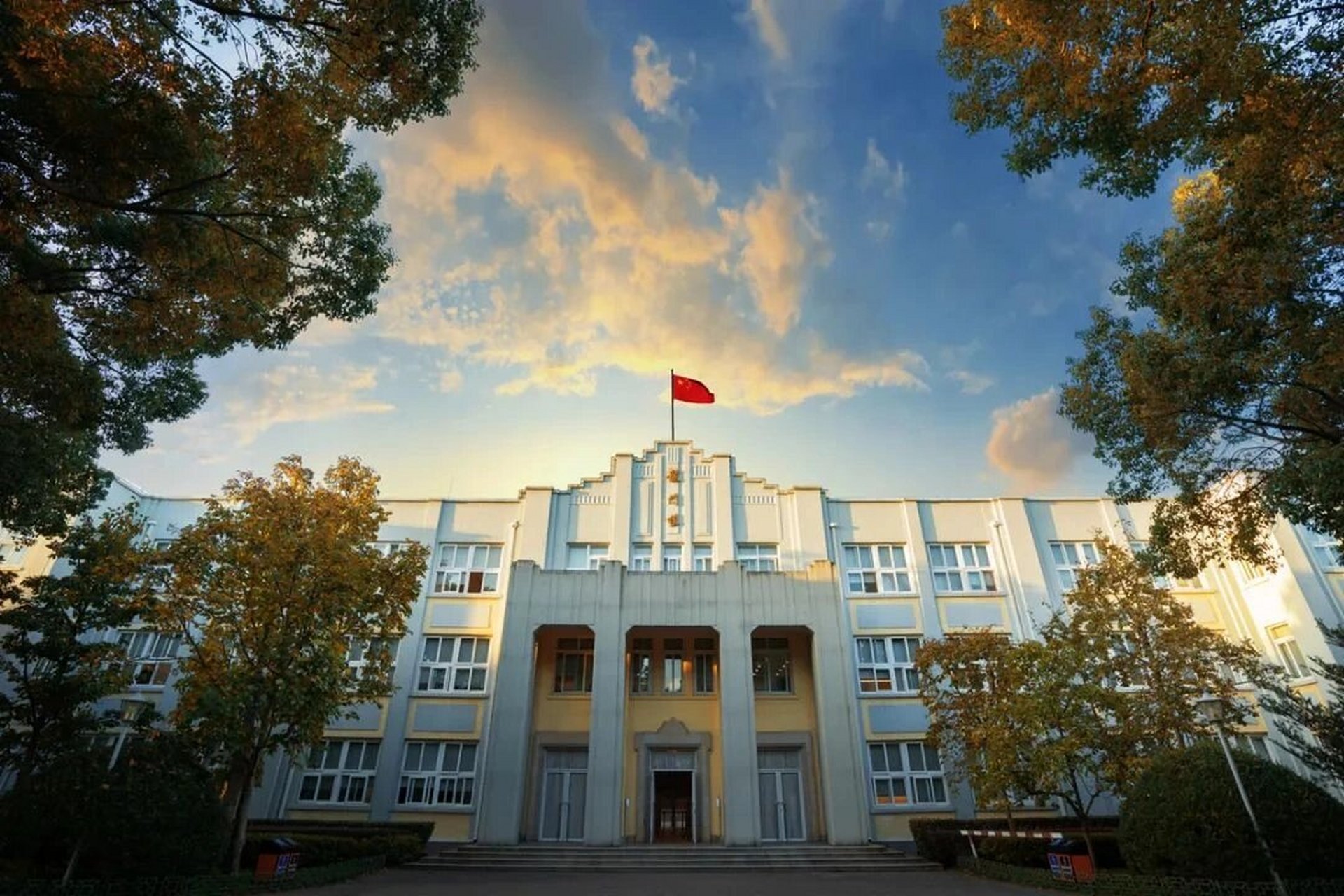 徐汇上汇实验学校—风景如画的校园 上汇实验学校是由上海中学与徐汇