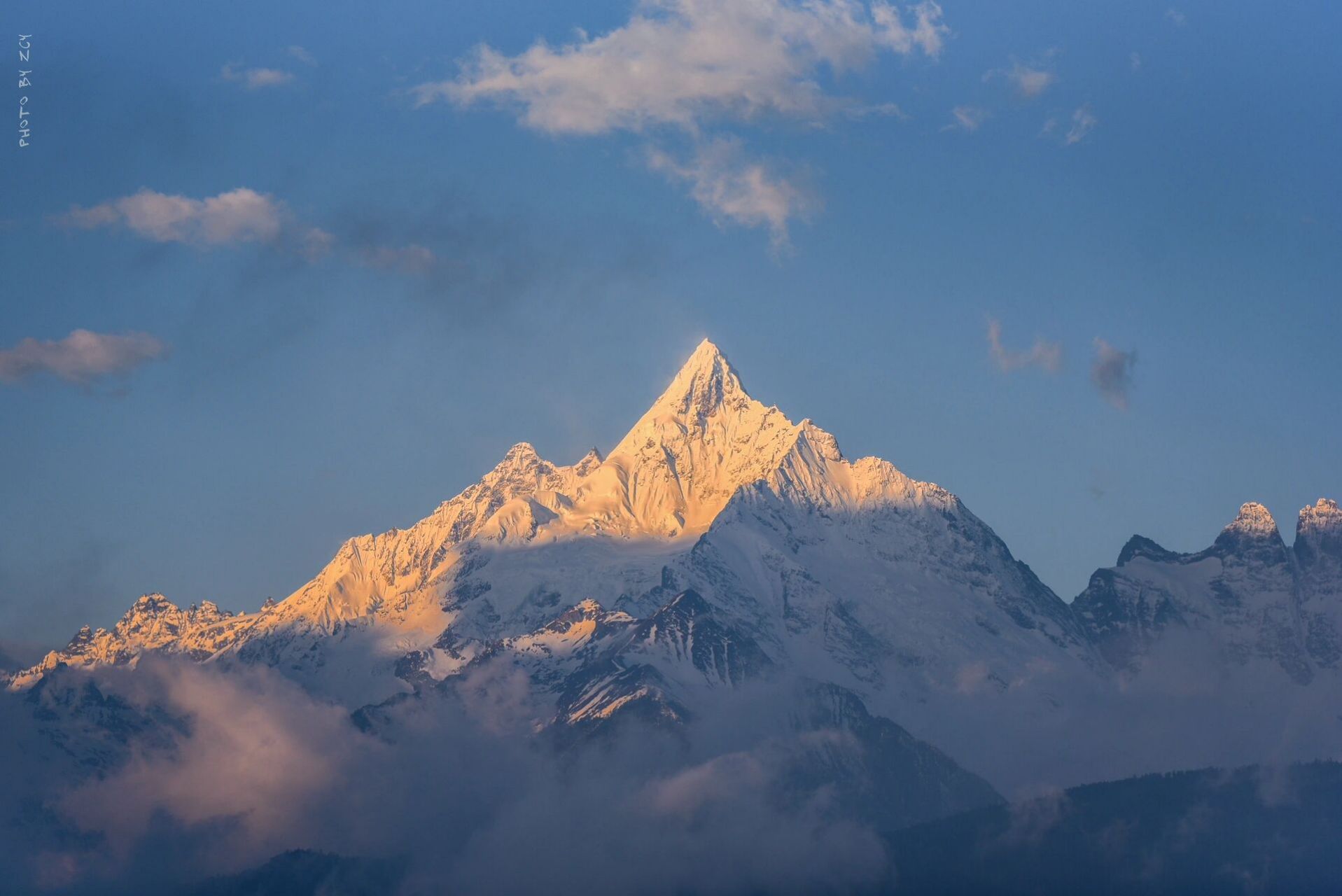 朝见梅里(3)—神女峰的日照金山 神女峰即缅茨姆峰,意为大海神女,位于