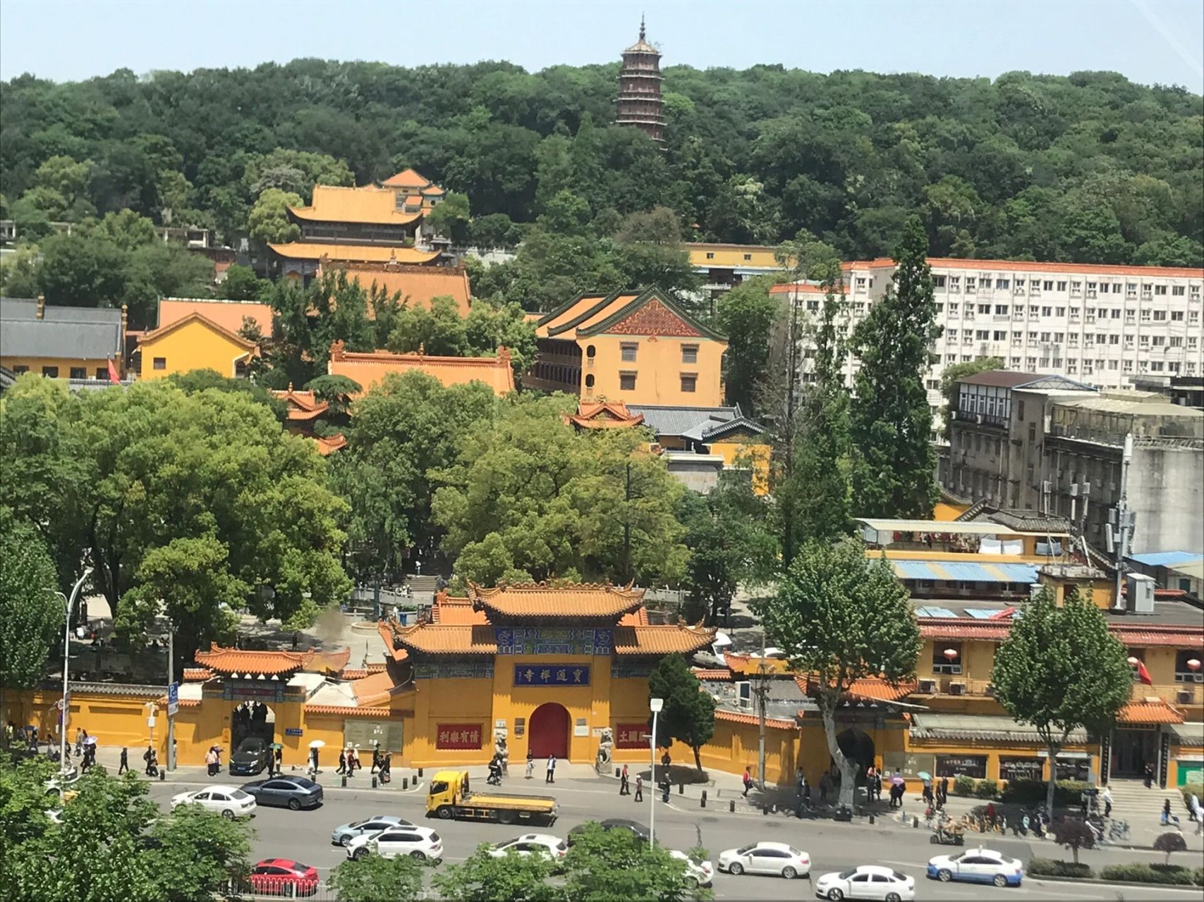 宝通禅寺门口之异象 宝通禅寺,位于湖北省武汉市洪山南麓,为历世清净