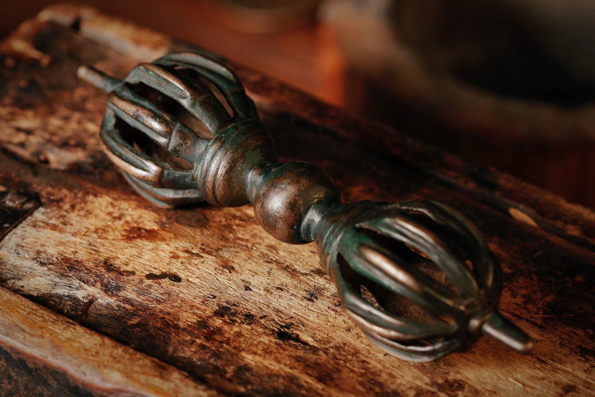 藏传法器之金刚杵 金刚杵又名"伐折罗",原古印度兵器,后被吸收为法器.