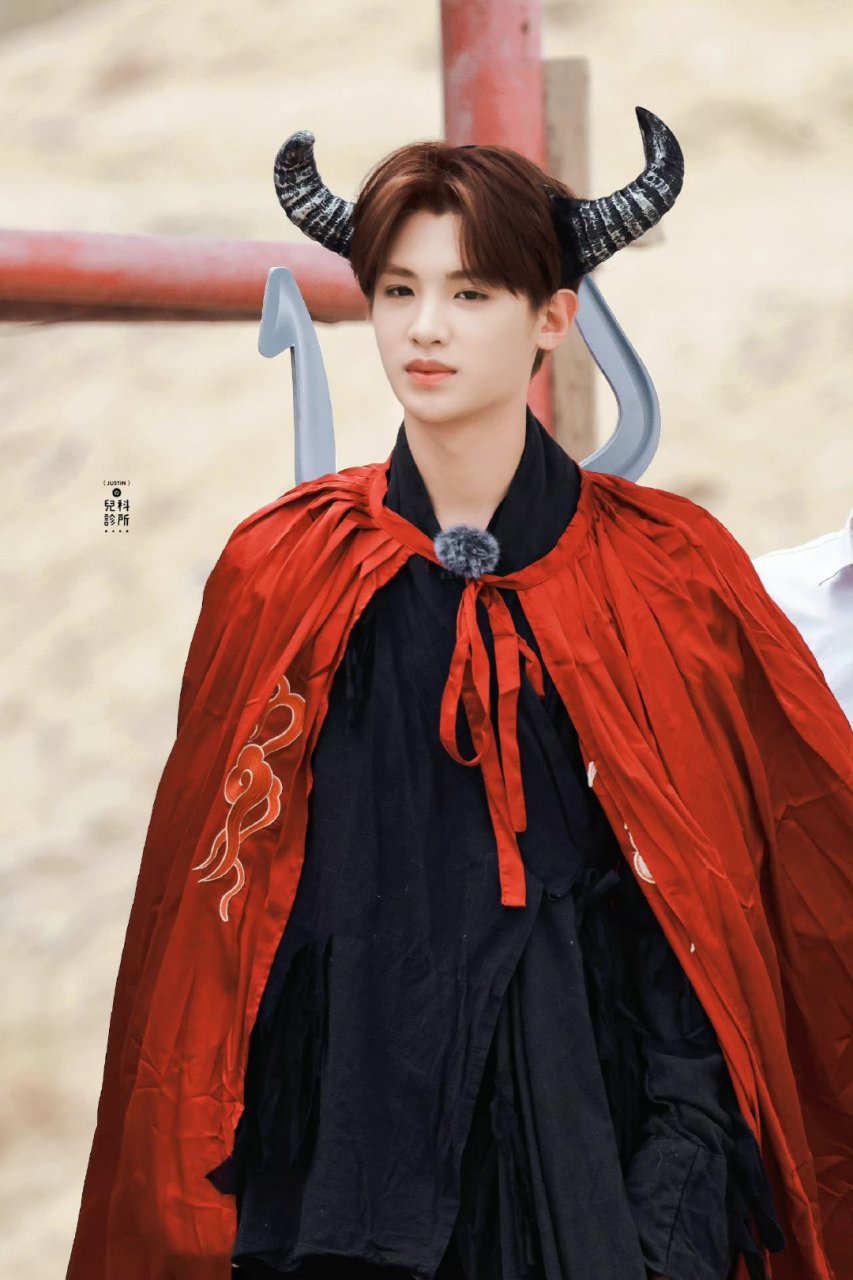 黄明昊cos牛魔王造型