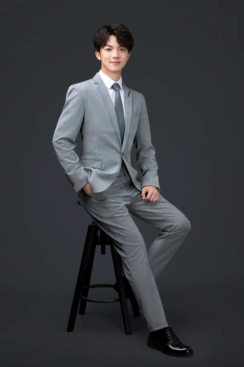 男士形象照|追求质感的职场精英看过来 简约的灰色调 搭配时尚感十足