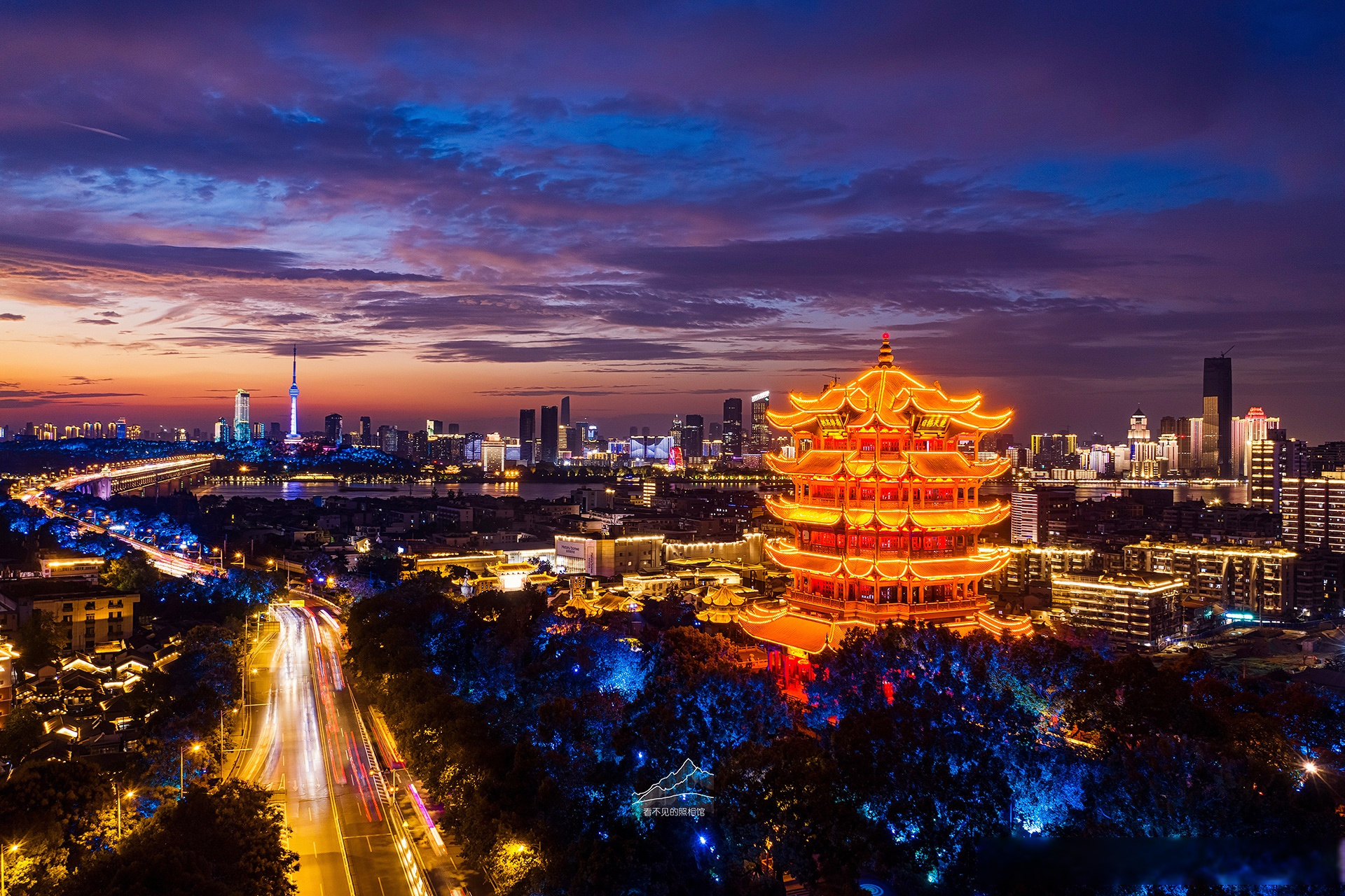 航拍武昌 武汉·黄鹤楼   #武汉心动瞬间##武汉城市漫游计划# (via看