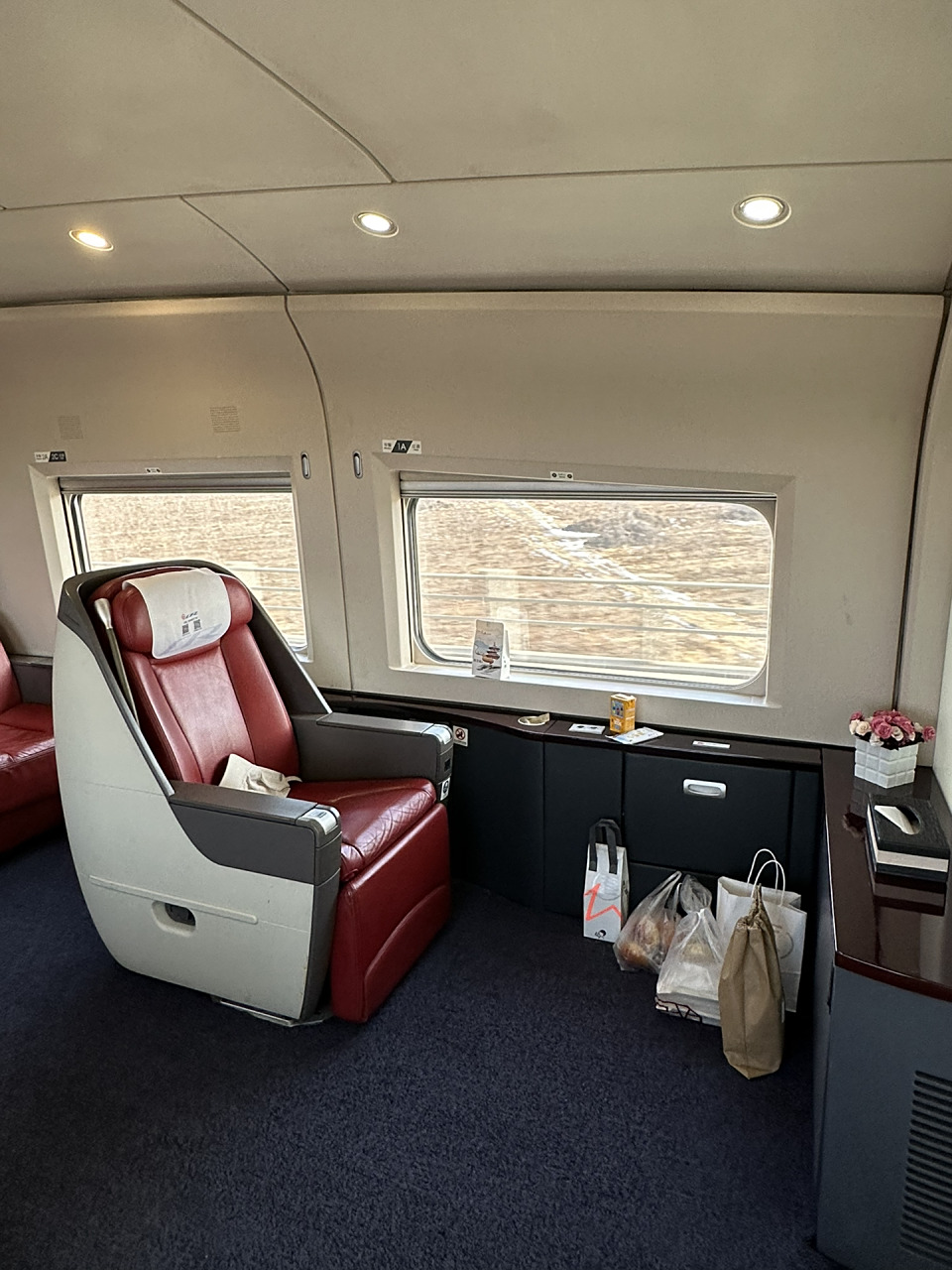 这种 服务人员立刻给换了第一节车厢 就是这种5个座位的车厢商务座 说