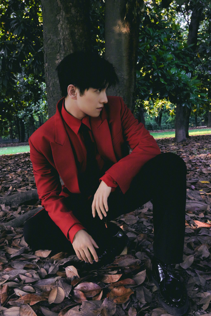 男装周# valentino新任代言人@杨洋 身穿品牌2023秋冬系列出席即降浇