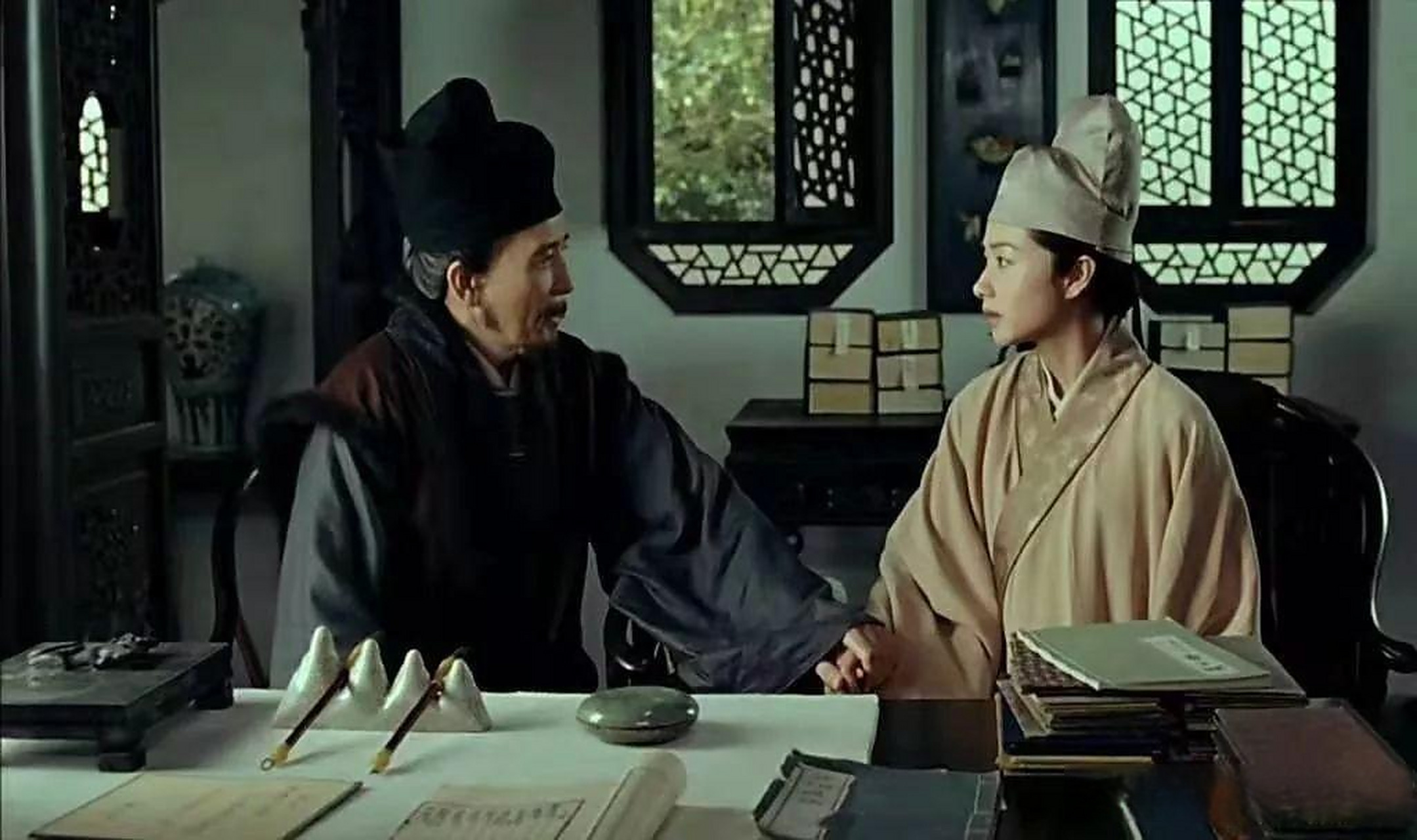 新婚之夜,俩人缠绵悱恻,钱谦益突然问柳如是,"你爱我什么"?