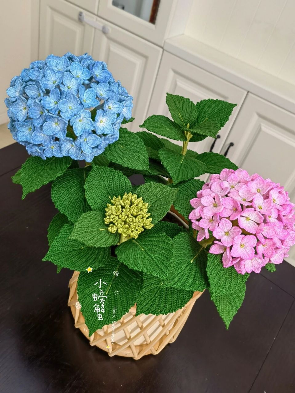 手工钩针编织绣球花盆栽 终于完工了,等版权证书出来了就开哦!