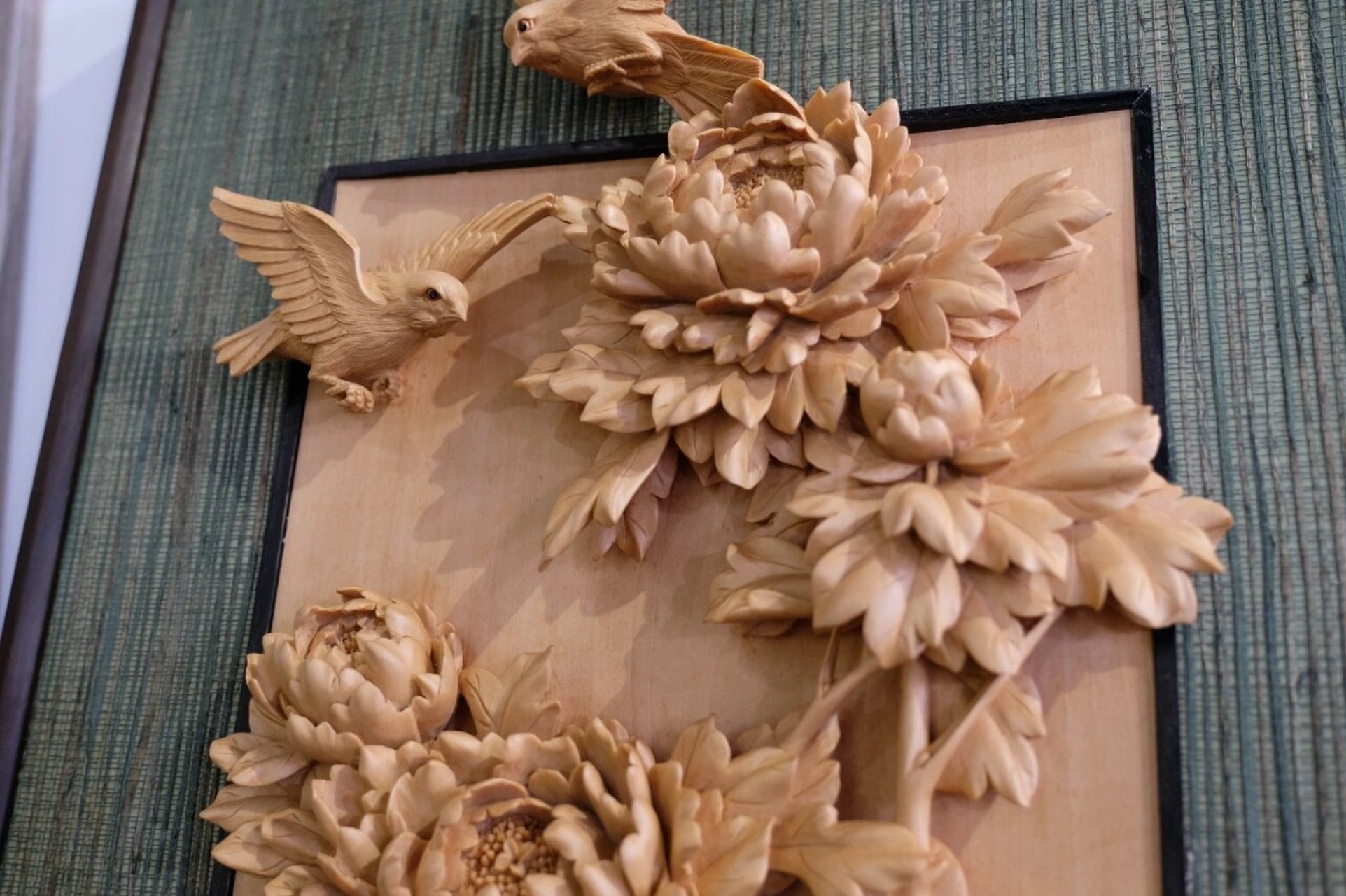 牡丹花叶层叠,雍容华贵,引两雀鸟驻足痴望,更添生机情趣.