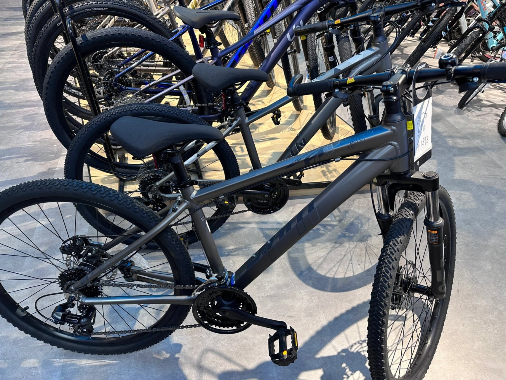 捷安特or喜德盛or美利达 跑了好多家店,最后锁定了捷安特atx660全消光