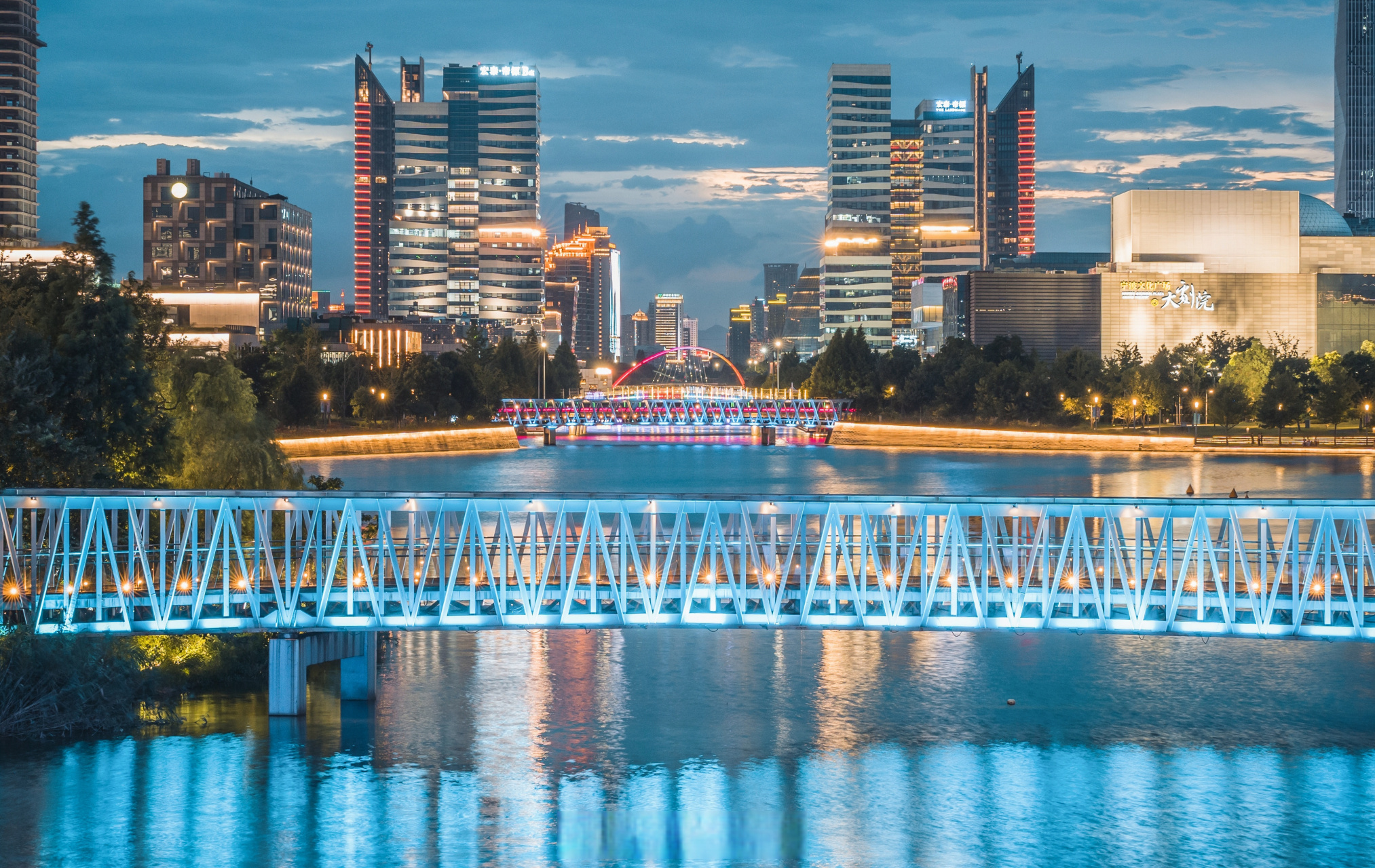 日前,宁波发布特约摄影师孙福恩拍摄了一组照片,镜头下的宁波,五颜六