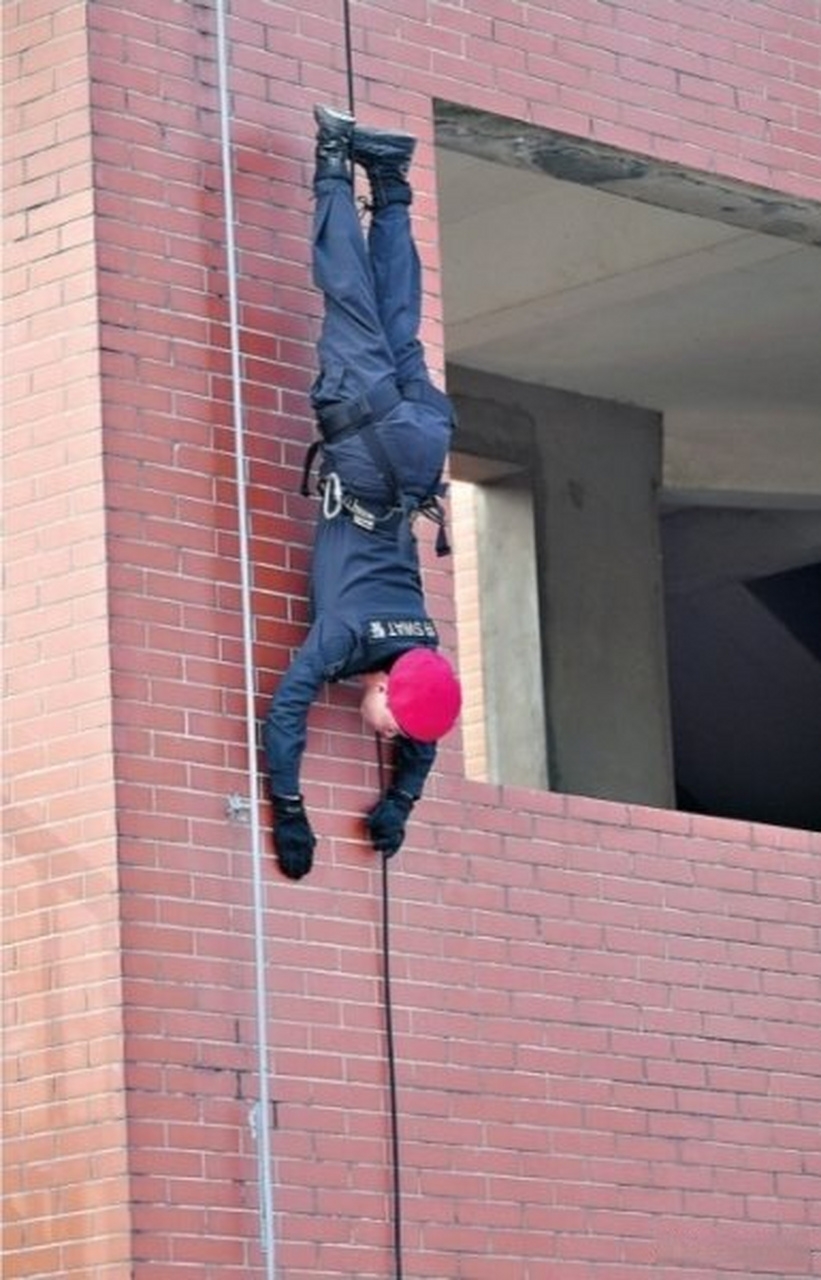 【飛簷走壁,百步穿楊,騰挪翻飛……武漢女子特警冬訓礪精兵】隆冬時節